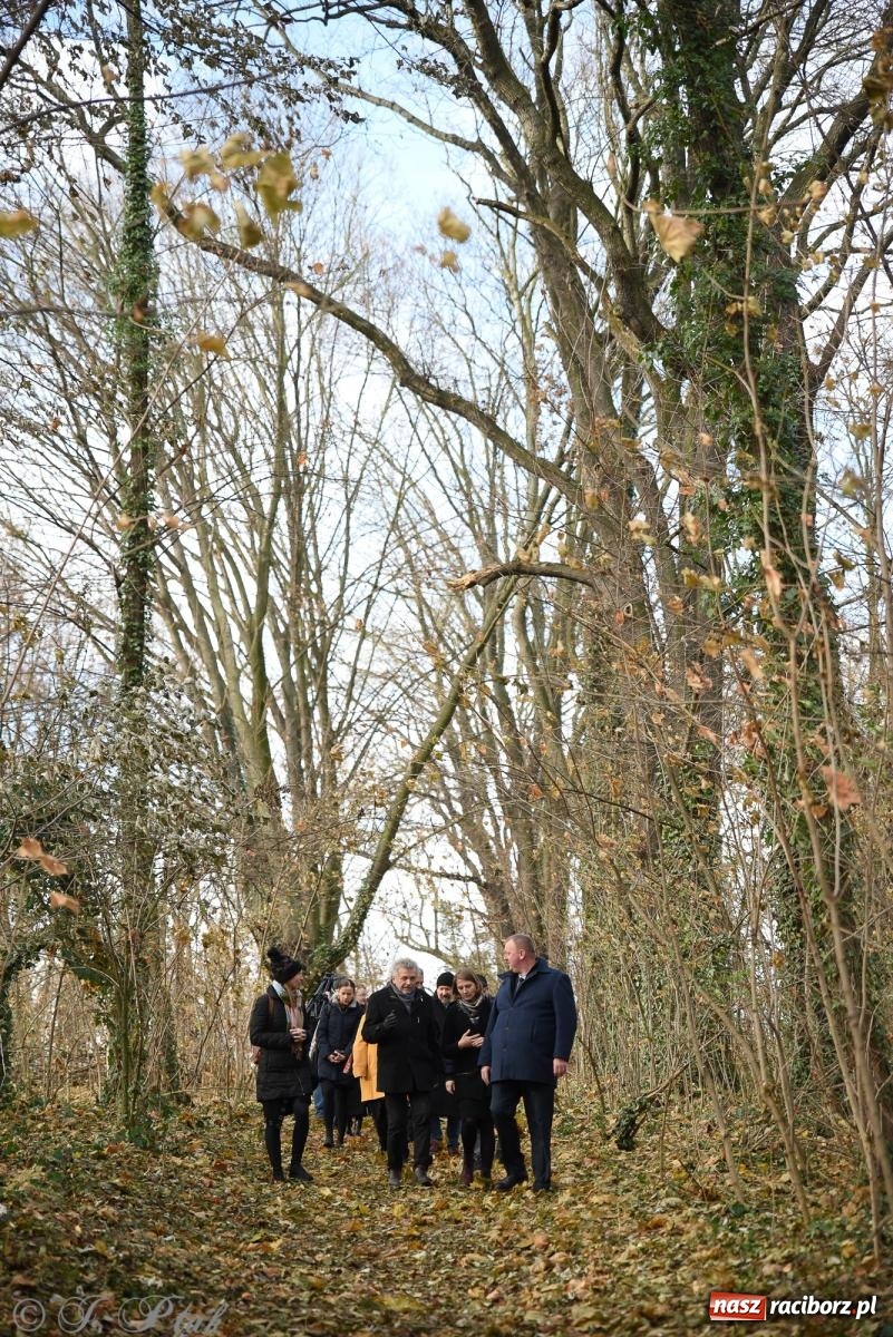 Zdjęcie w galerii na portalu naszraciborz.pl: Ceremonia z oficjalną prezentacją tablicy upamiętniającej cmentarz żydowski przy ulicy Głubczyckiej wiadomości z regionu