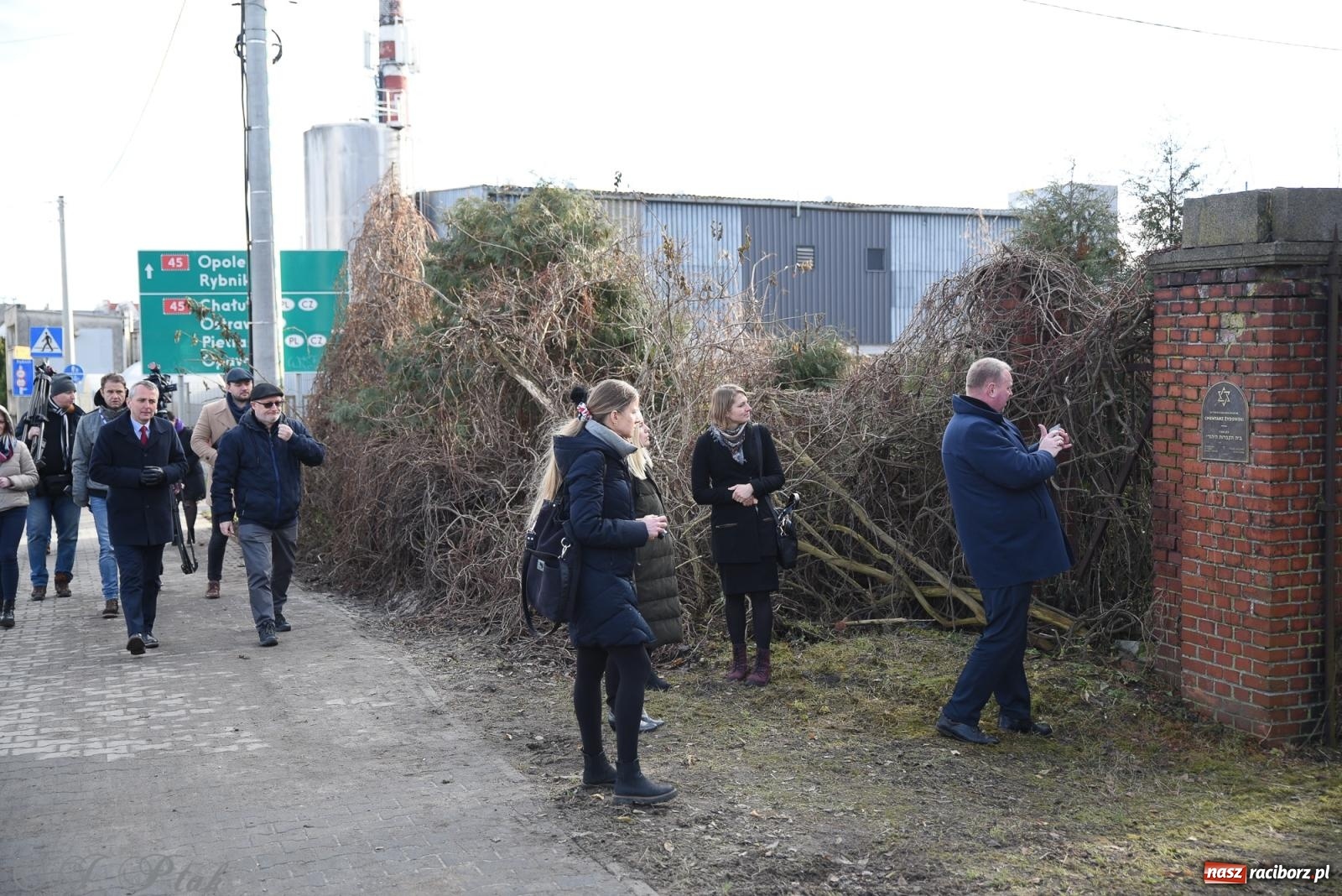 Zdjęcie w galerii na portalu naszraciborz.pl: Ceremonia z oficjalną prezentacją tablicy upamiętniającej cmentarz żydowski przy ulicy Głubczyckiej wiadomości z regionu