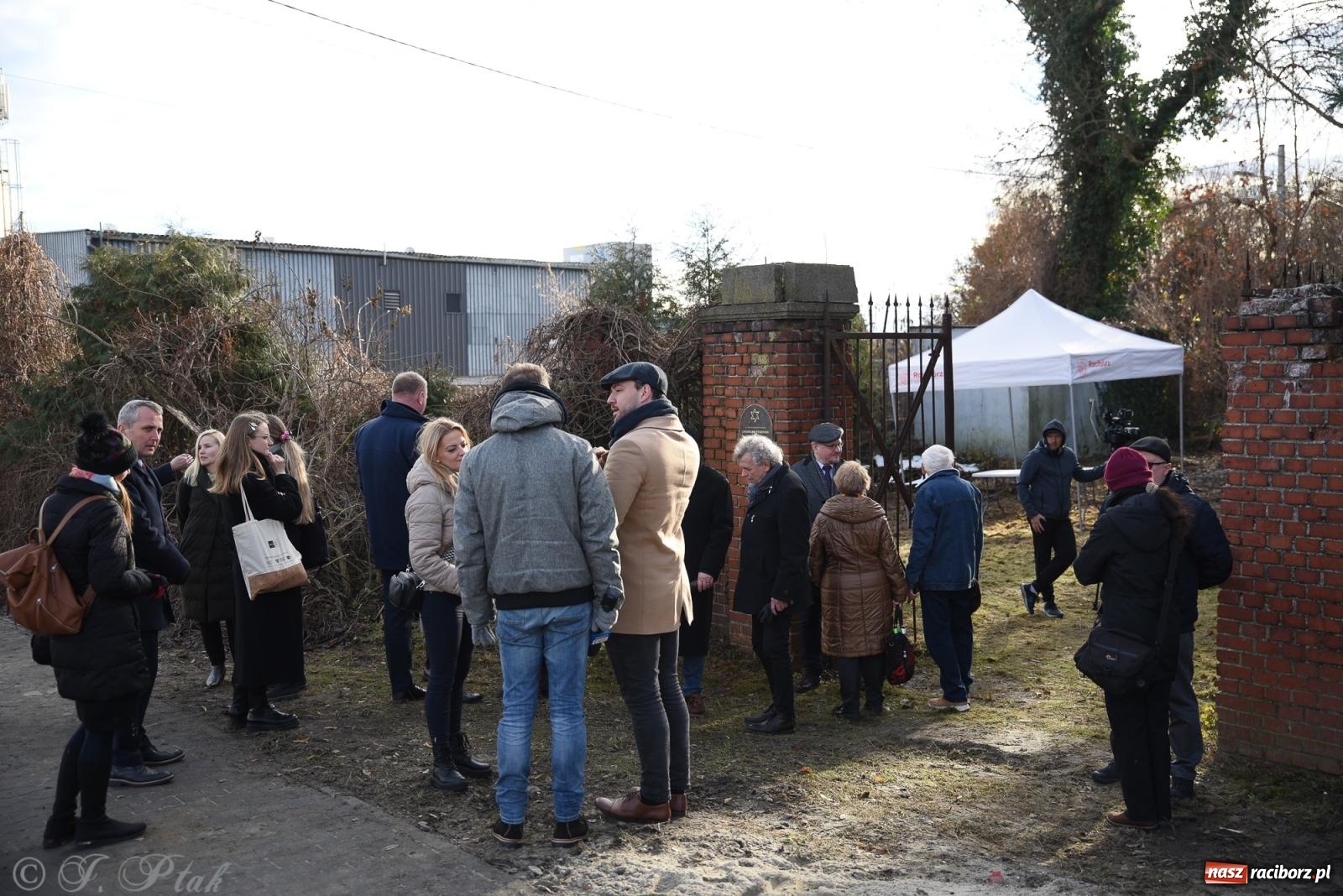 Zdjęcie w galerii na portalu naszraciborz.pl: Ceremonia z oficjalną prezentacją tablicy upamiętniającej cmentarz żydowski przy ulicy Głubczyckiej wiadomości z regionu