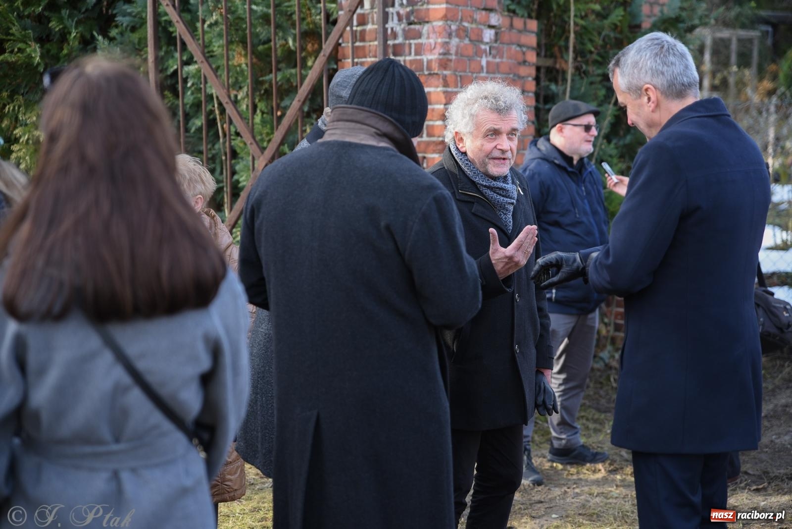 Zdjęcie w galerii na portalu naszraciborz.pl: Ceremonia z oficjalną prezentacją tablicy upamiętniającej cmentarz żydowski przy ulicy Głubczyckiej wiadomości z regionu
