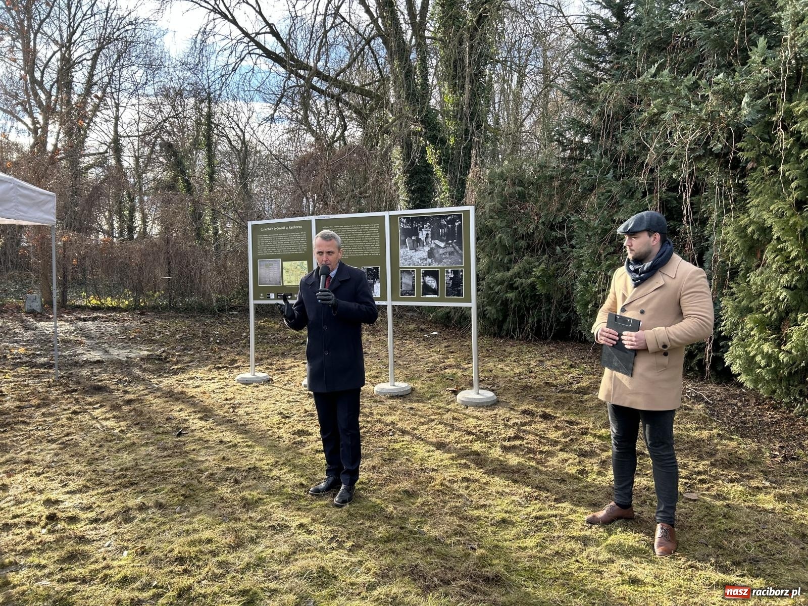 Zdjęcie w galerii na portalu naszraciborz.pl: Ceremonia z oficjalną prezentacją tablicy upamiętniającej cmentarz żydowski przy ulicy Głubczyckiej wiadomości z regionu