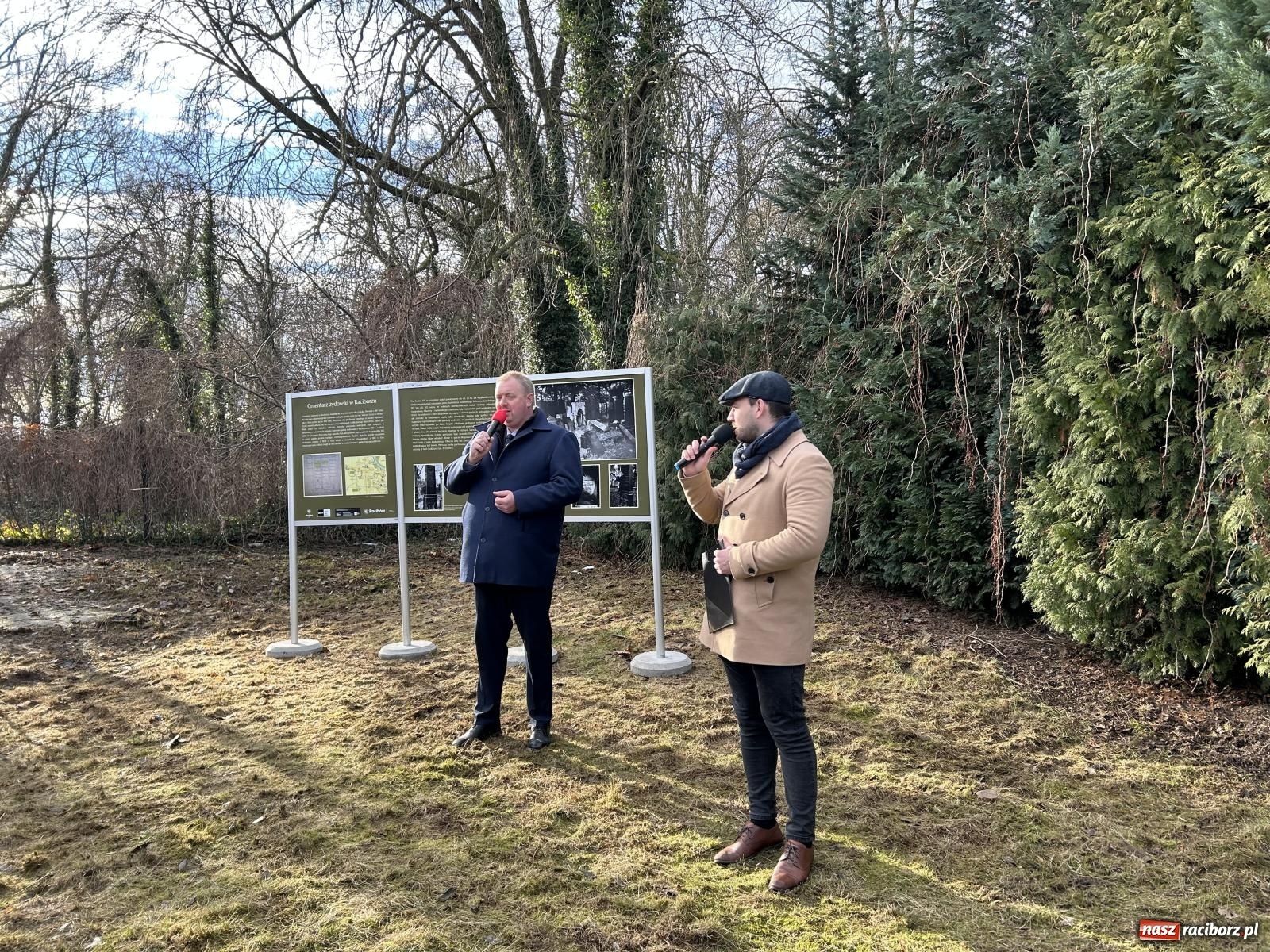 Zdjęcie w galerii na portalu naszraciborz.pl: Ceremonia z oficjalną prezentacją tablicy upamiętniającej cmentarz żydowski przy ulicy Głubczyckiej wiadomości z regionu
