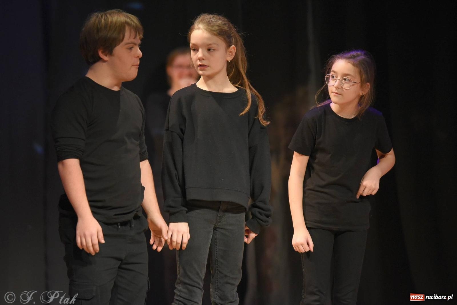 Zdjęcie w galerii na portalu naszraciborz.pl: A może by tak jasełka? Wieczór Świąteczny w MDK wiadomości z regionu