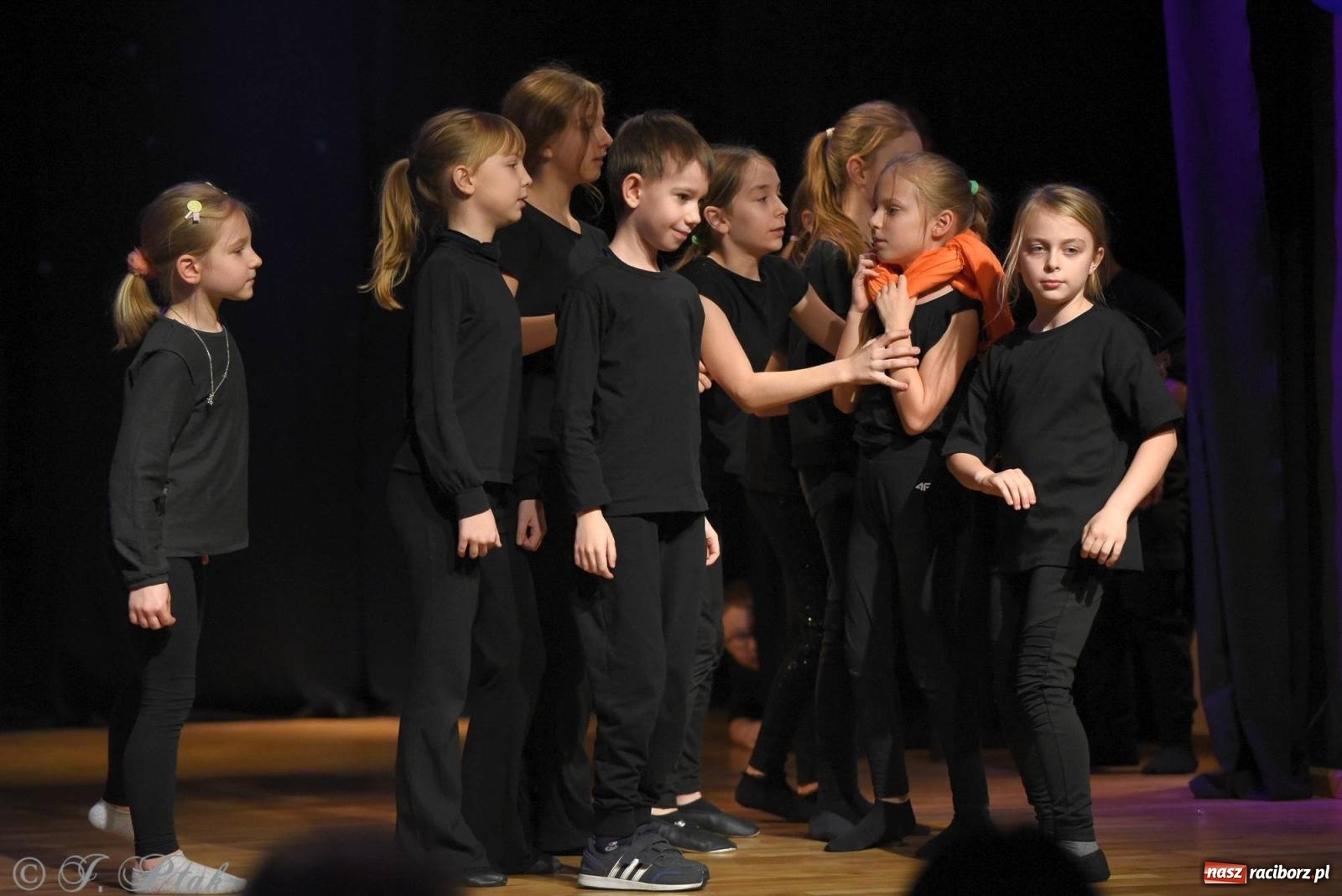 Zdjęcie w galerii na portalu naszraciborz.pl: A może by tak jasełka? Wieczór Świąteczny w MDK wiadomości z regionu