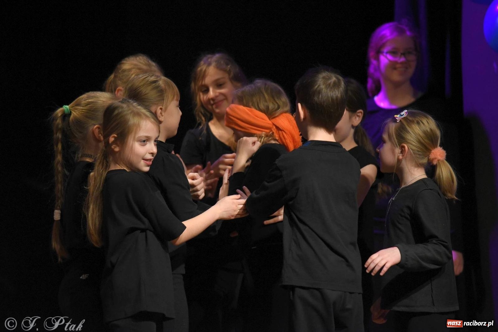 Zdjęcie w galerii na portalu naszraciborz.pl: A może by tak jasełka? Wieczór Świąteczny w MDK wiadomości z regionu