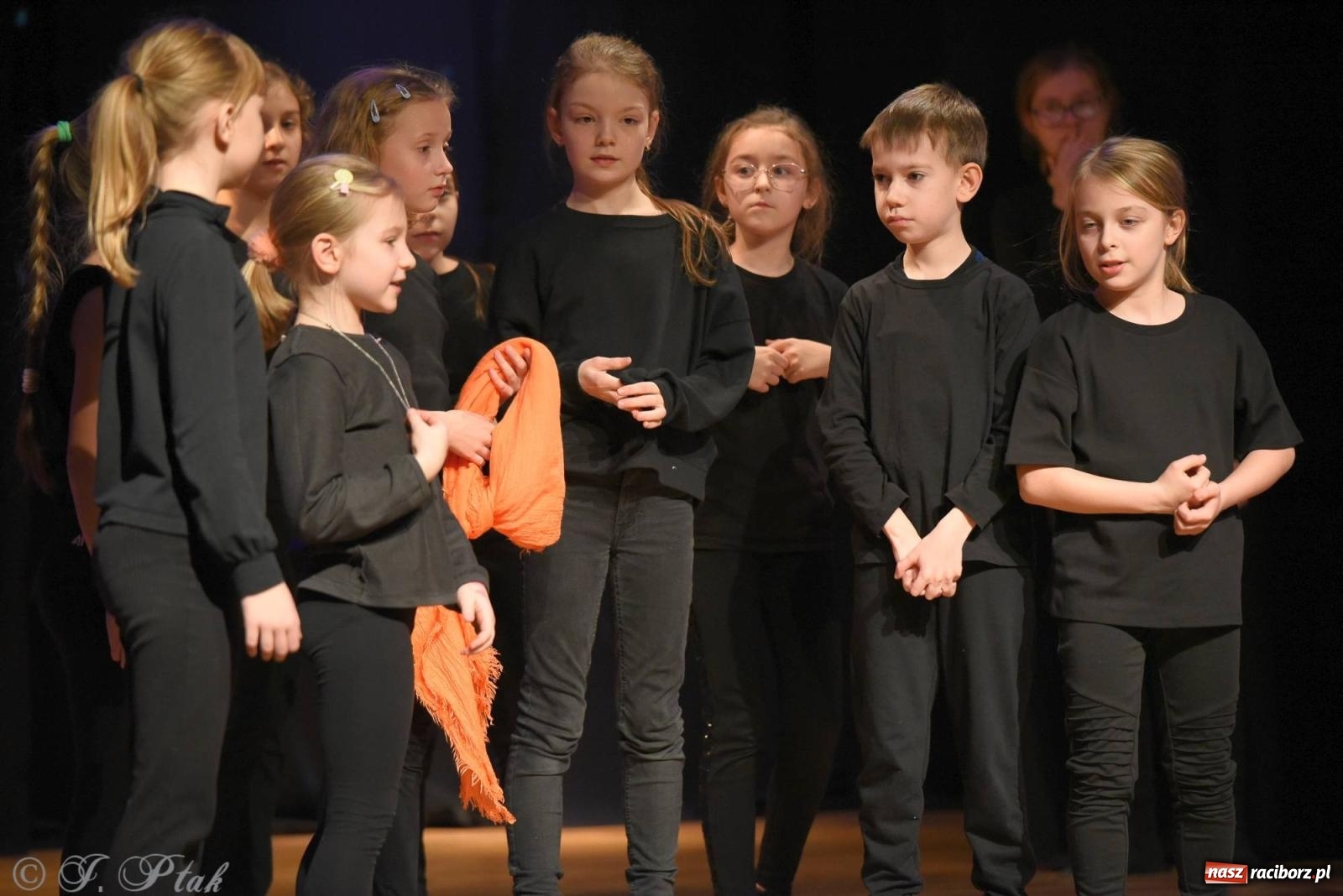 Zdjęcie w galerii na portalu naszraciborz.pl: A może by tak jasełka? Wieczór Świąteczny w MDK wiadomości z regionu