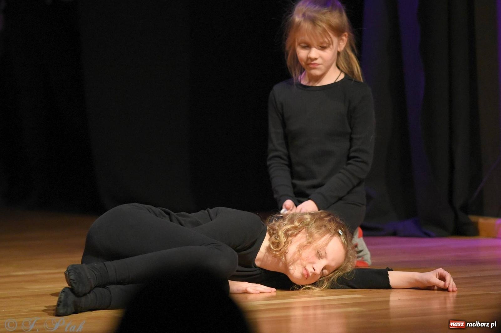 Zdjęcie w galerii na portalu naszraciborz.pl: A może by tak jasełka? Wieczór Świąteczny w MDK wiadomości z regionu