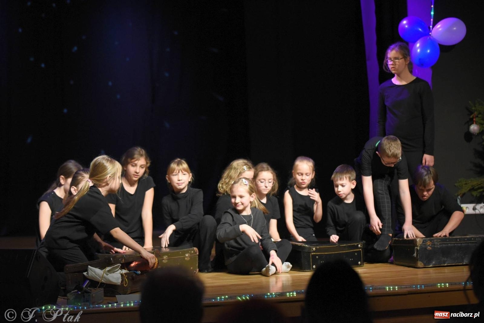 Zdjęcie w galerii na portalu naszraciborz.pl: A może by tak jasełka? Wieczór Świąteczny w MDK wiadomości z regionu