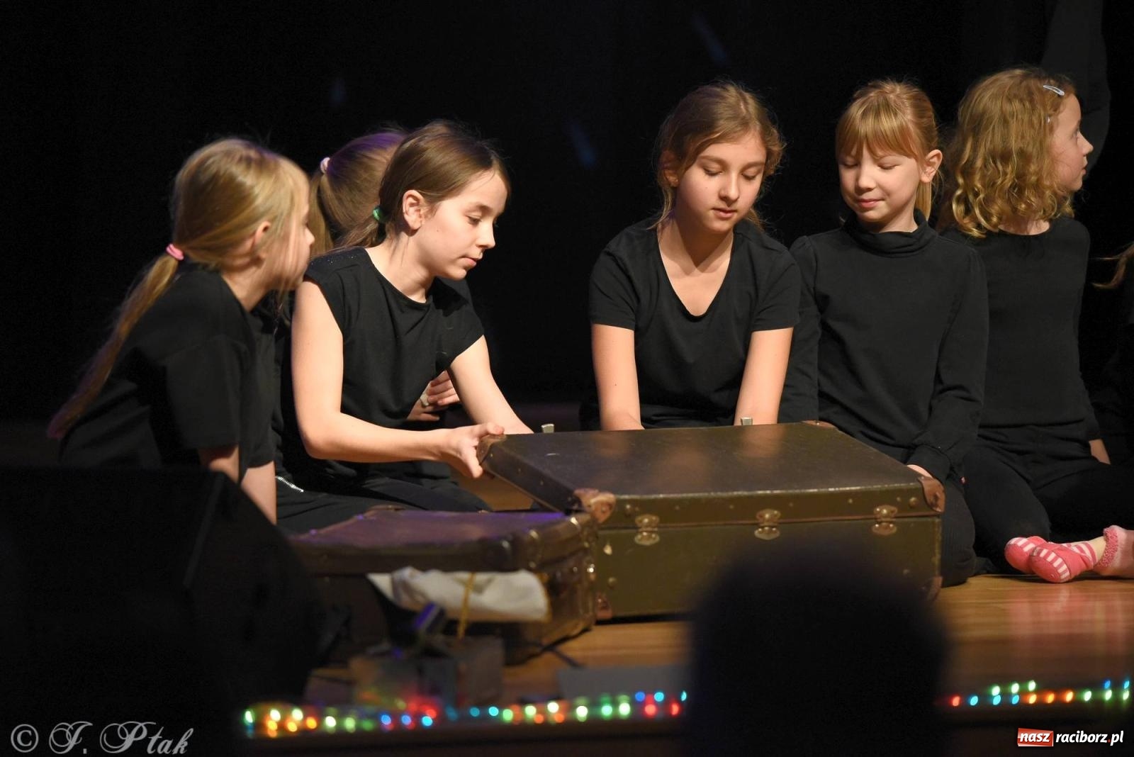 Zdjęcie w galerii na portalu naszraciborz.pl: A może by tak jasełka? Wieczór Świąteczny w MDK wiadomości z regionu