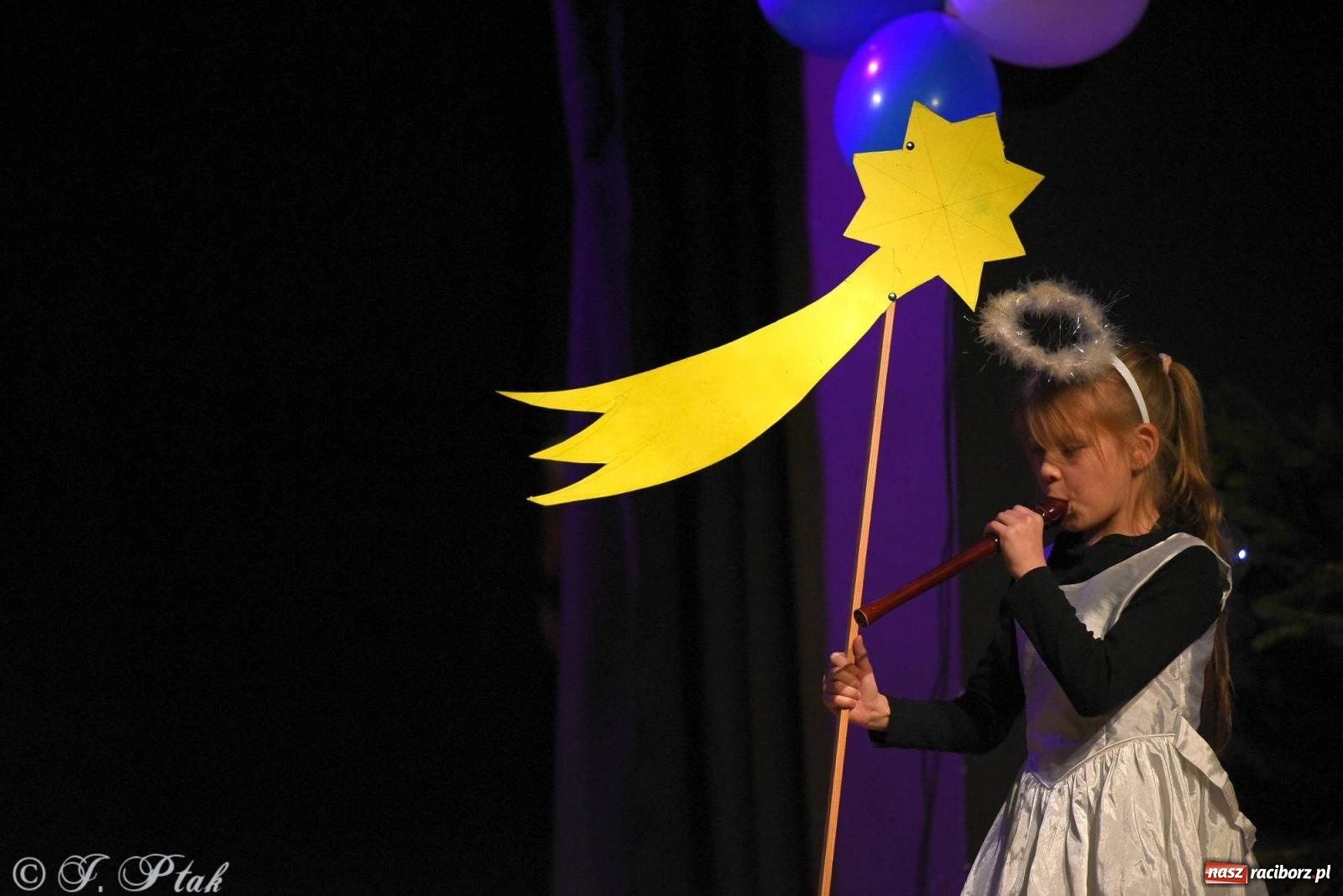 Zdjęcie w galerii na portalu naszraciborz.pl: A może by tak jasełka? Wieczór Świąteczny w MDK wiadomości z regionu