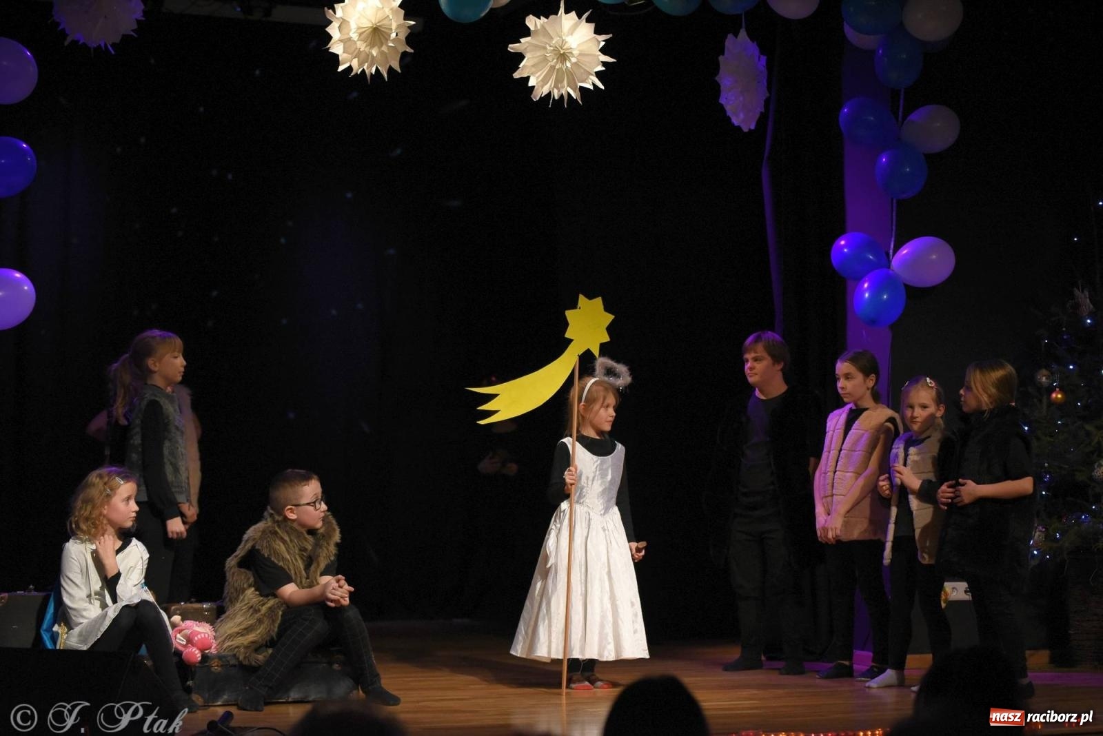 Zdjęcie w galerii na portalu naszraciborz.pl: A może by tak jasełka? Wieczór Świąteczny w MDK wiadomości z regionu