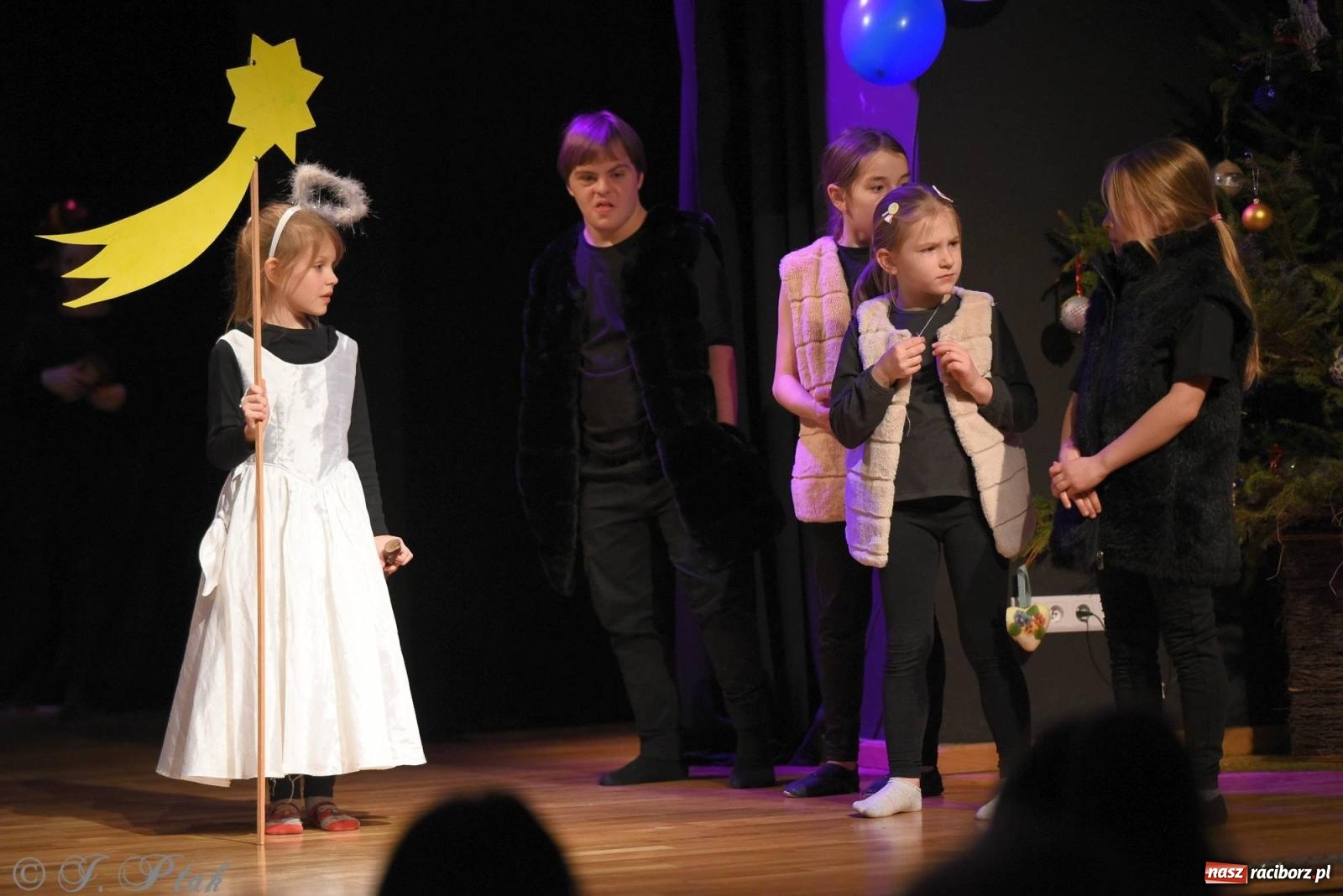 Zdjęcie w galerii na portalu naszraciborz.pl: A może by tak jasełka? Wieczór Świąteczny w MDK wiadomości z regionu
