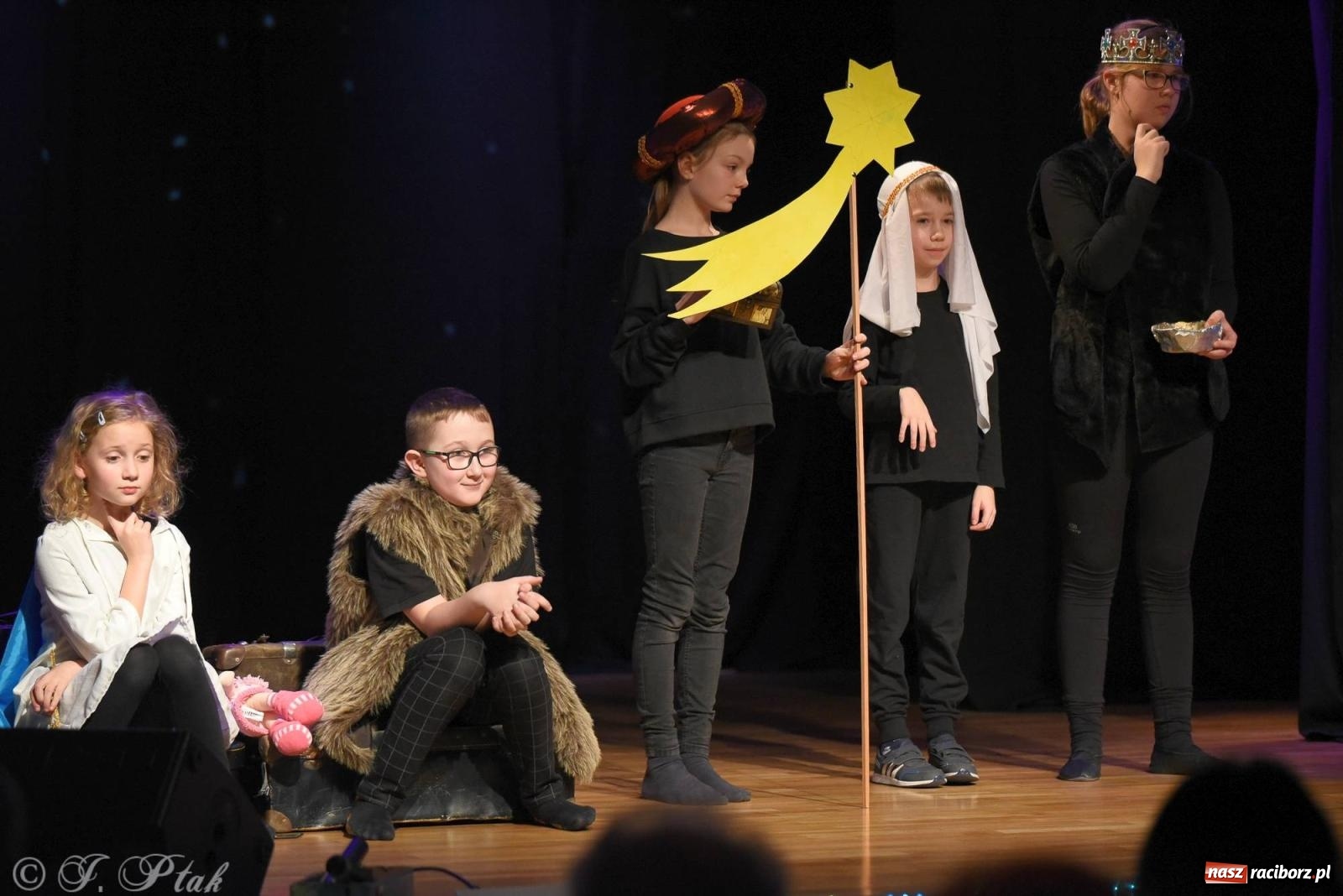 Zdjęcie w galerii na portalu naszraciborz.pl: A może by tak jasełka? Wieczór Świąteczny w MDK wiadomości z regionu