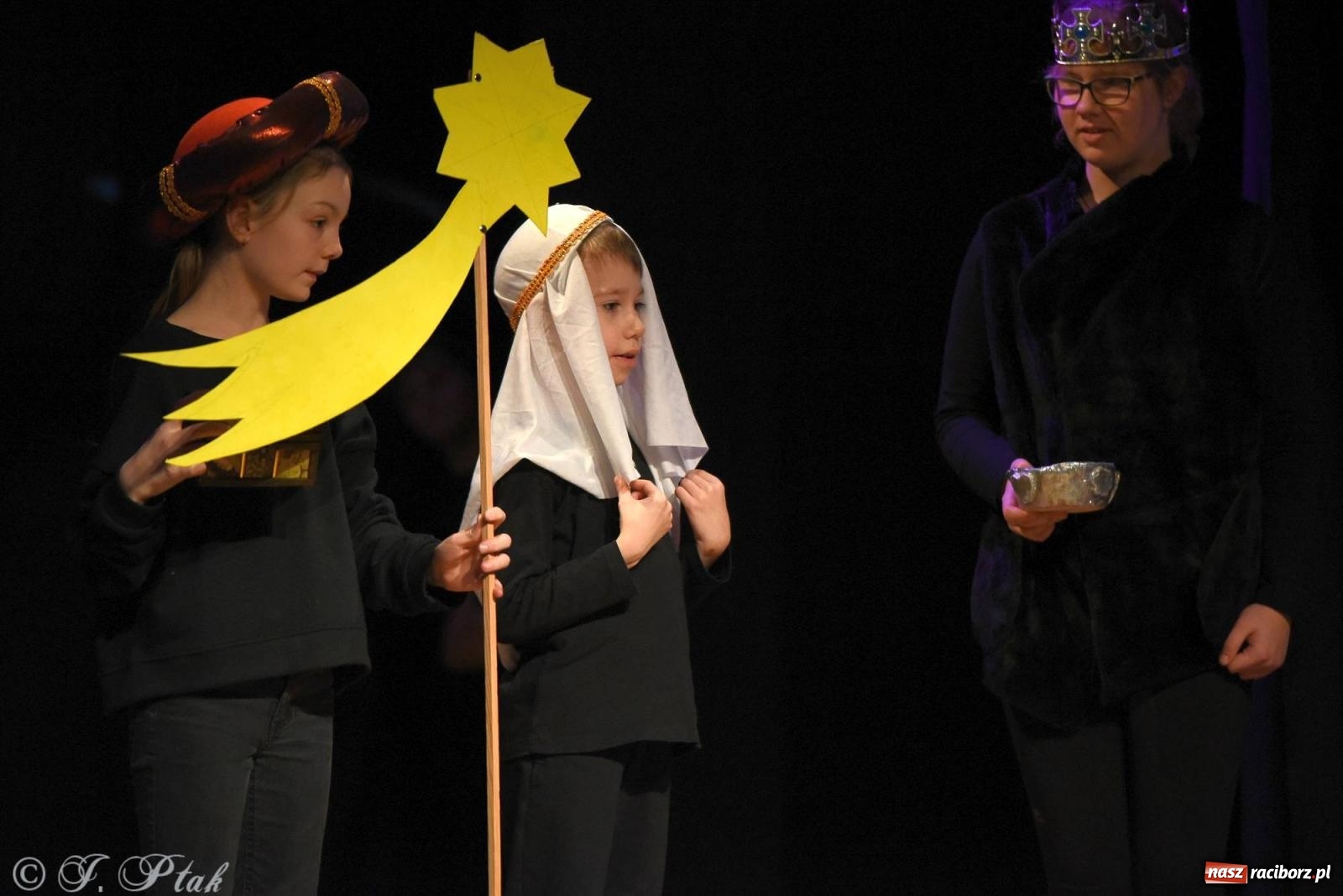 Zdjęcie w galerii na portalu naszraciborz.pl: A może by tak jasełka? Wieczór Świąteczny w MDK wiadomości z regionu