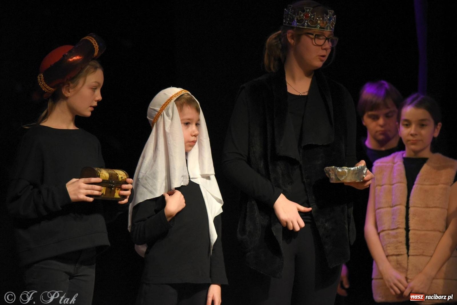 Zdjęcie w galerii na portalu naszraciborz.pl: A może by tak jasełka? Wieczór Świąteczny w MDK wiadomości z regionu