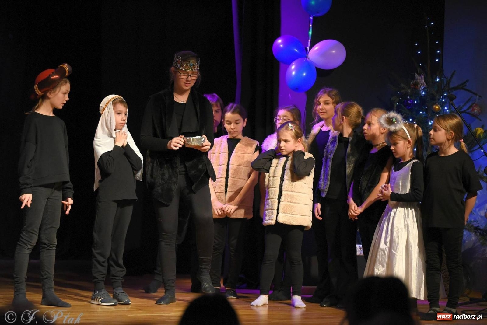 Zdjęcie w galerii na portalu naszraciborz.pl: A może by tak jasełka? Wieczór Świąteczny w MDK wiadomości z regionu