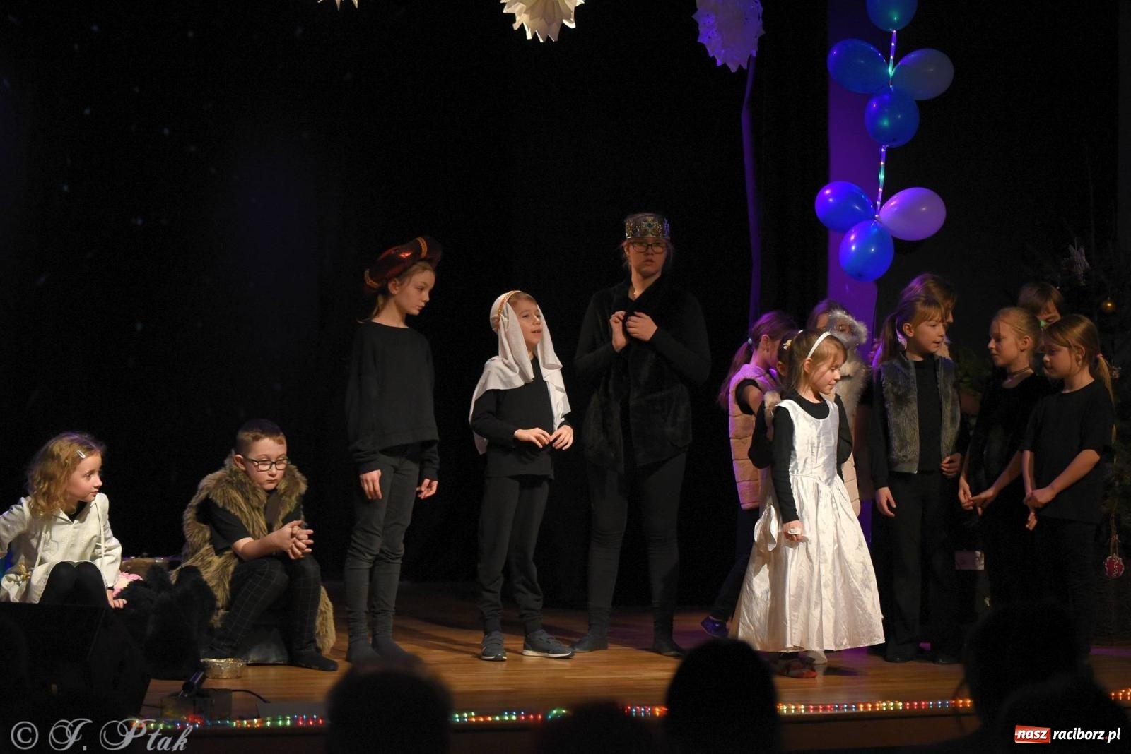 Zdjęcie w galerii na portalu naszraciborz.pl: A może by tak jasełka? Wieczór Świąteczny w MDK wiadomości z regionu