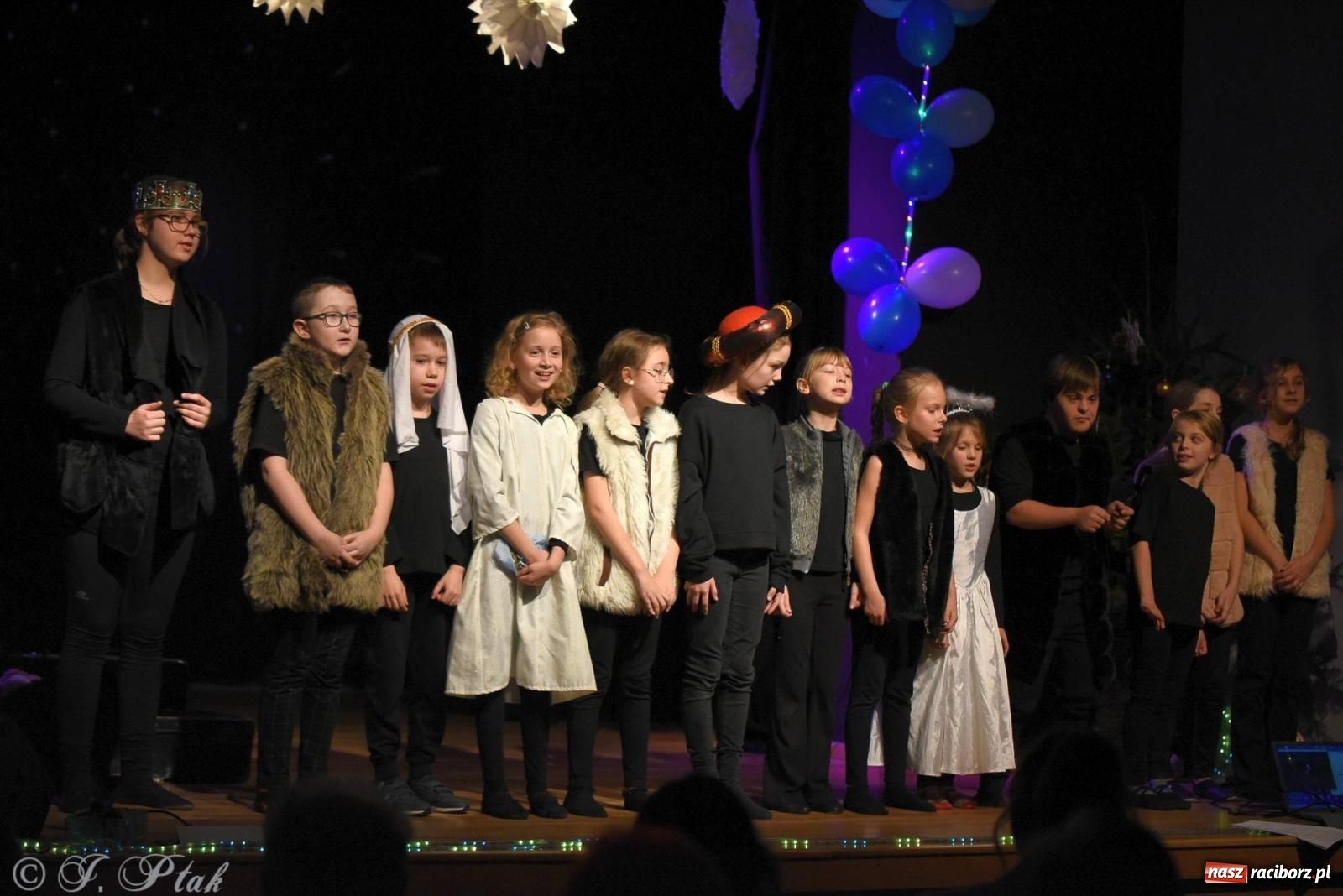 Zdjęcie w galerii na portalu naszraciborz.pl: A może by tak jasełka? Wieczór Świąteczny w MDK wiadomości z regionu