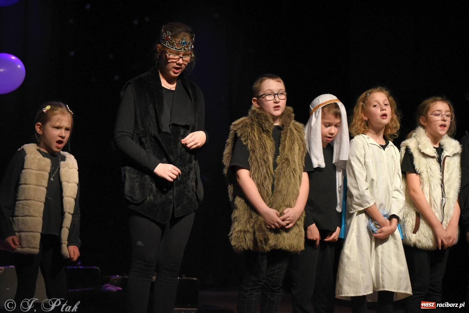 Zdjęcie w galerii na portalu naszraciborz.pl: A może by tak jasełka? Wieczór Świąteczny w MDK wiadomości z regionu