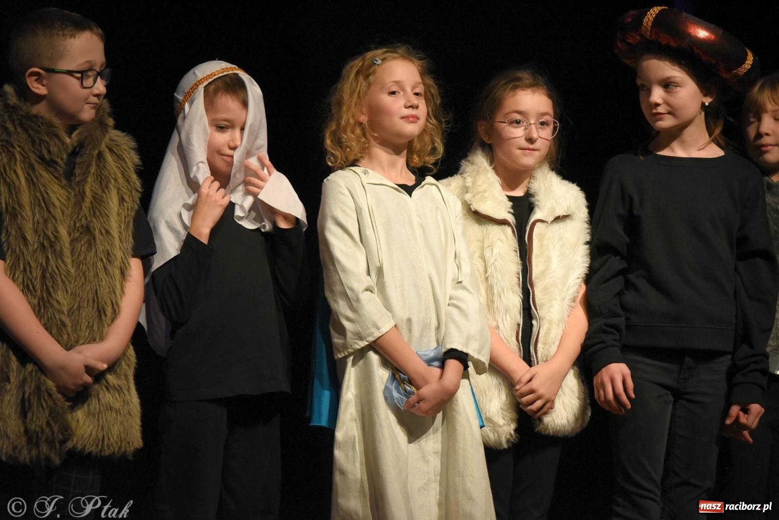 Zdjęcie w galerii na portalu naszraciborz.pl: A może by tak jasełka? Wieczór Świąteczny w MDK wiadomości z regionu