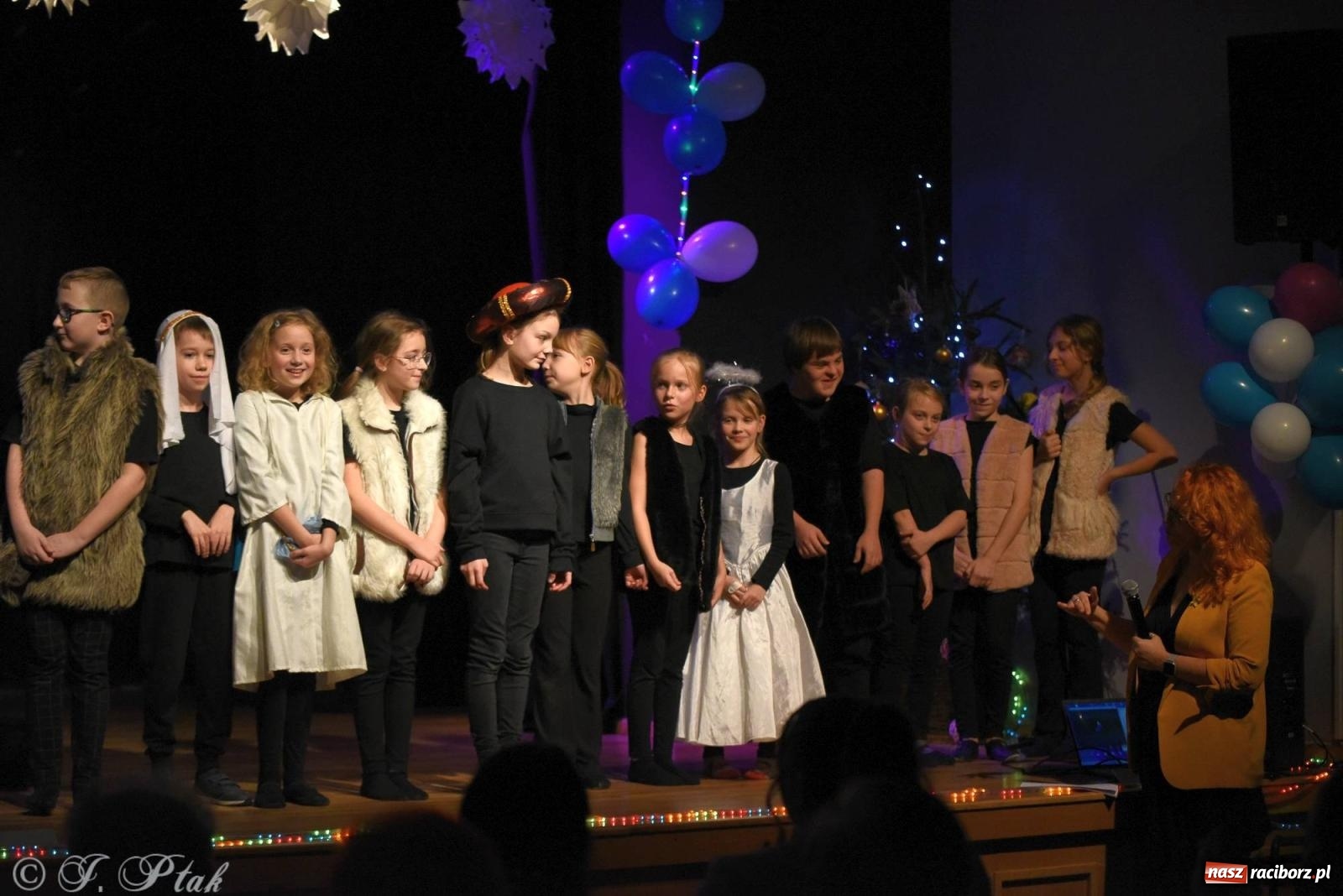 Zdjęcie w galerii na portalu naszraciborz.pl: A może by tak jasełka? Wieczór Świąteczny w MDK wiadomości z regionu