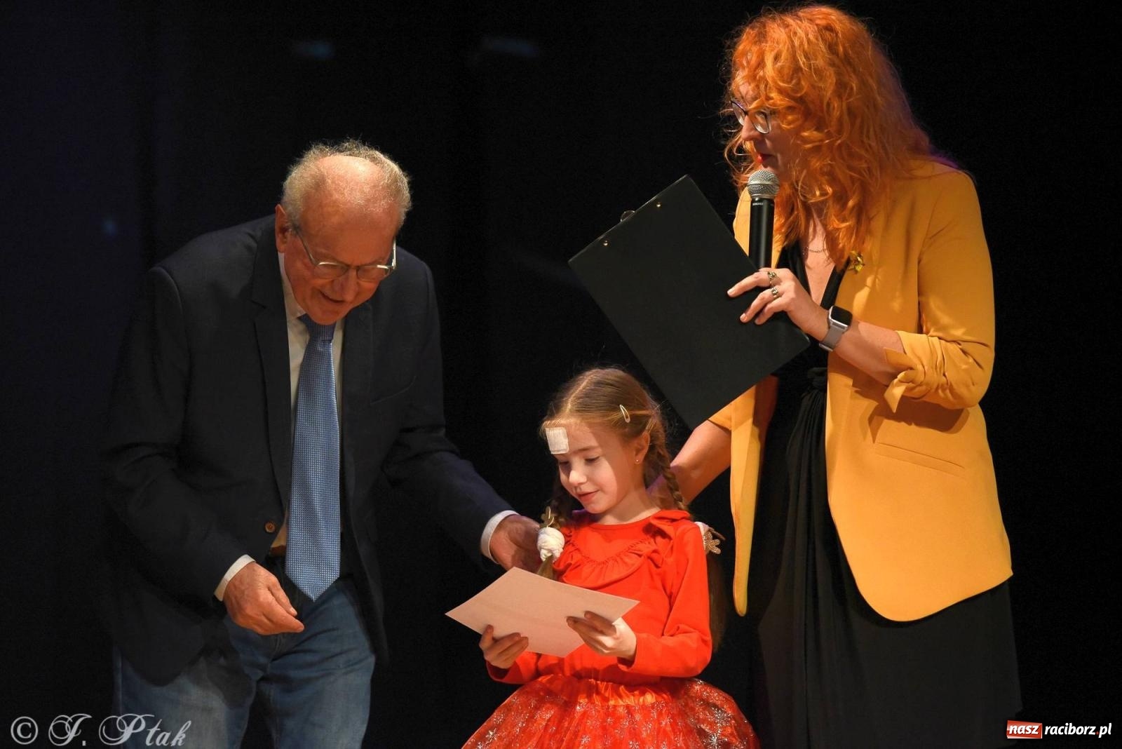 Zdjęcie w galerii na portalu naszraciborz.pl: A może by tak jasełka? Wieczór Świąteczny w MDK wiadomości z regionu