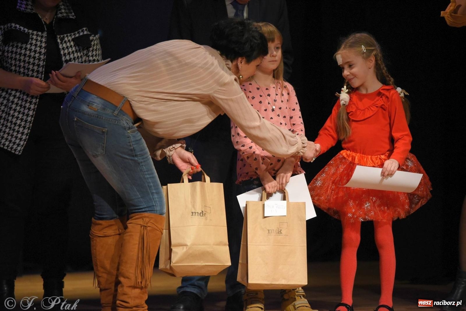 Zdjęcie w galerii na portalu naszraciborz.pl: A może by tak jasełka? Wieczór Świąteczny w MDK wiadomości z regionu