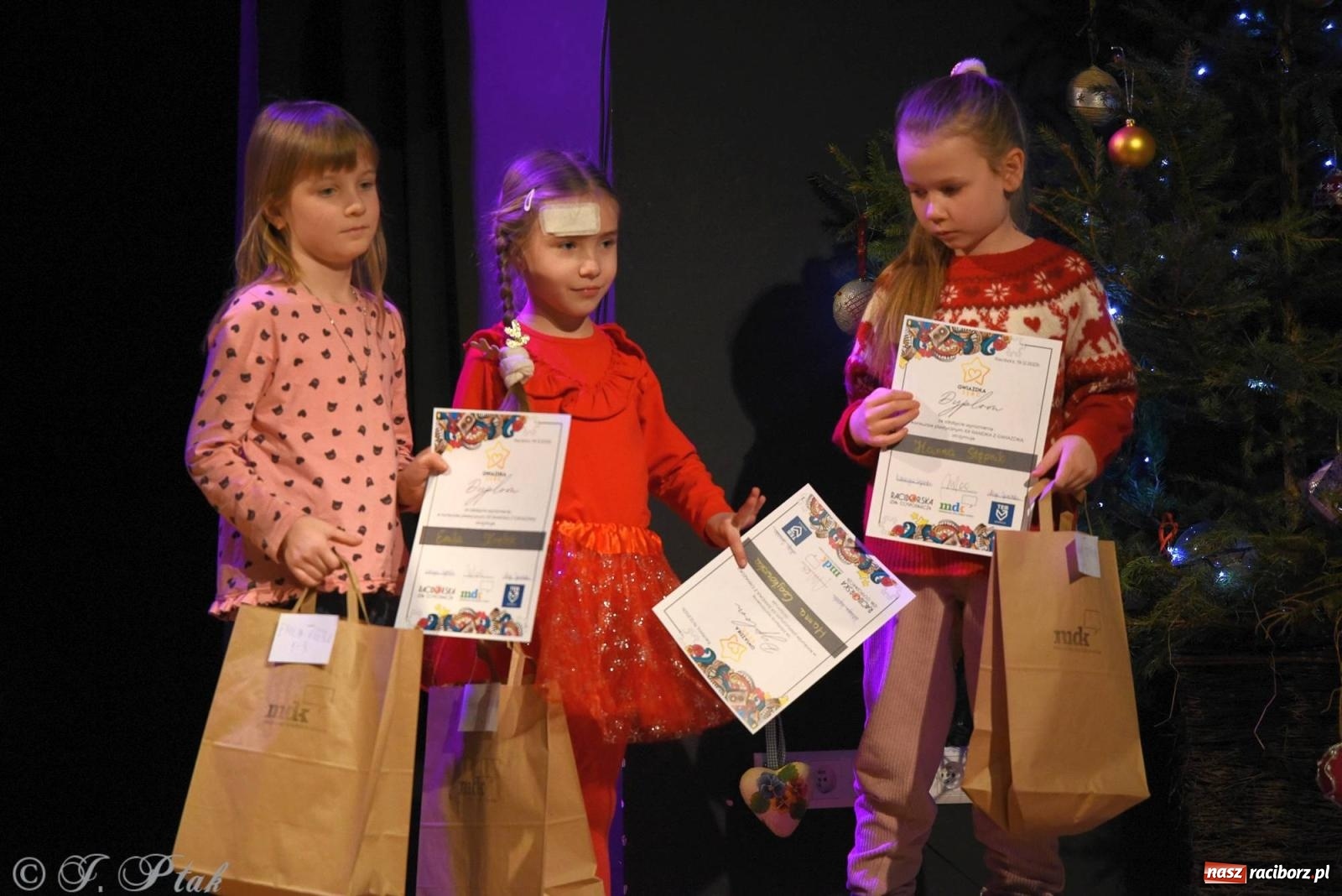 Zdjęcie w galerii na portalu naszraciborz.pl: A może by tak jasełka? Wieczór Świąteczny w MDK wiadomości z regionu