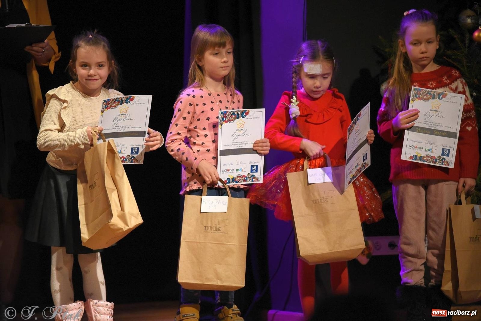 Zdjęcie w galerii na portalu naszraciborz.pl: A może by tak jasełka? Wieczór Świąteczny w MDK wiadomości z regionu