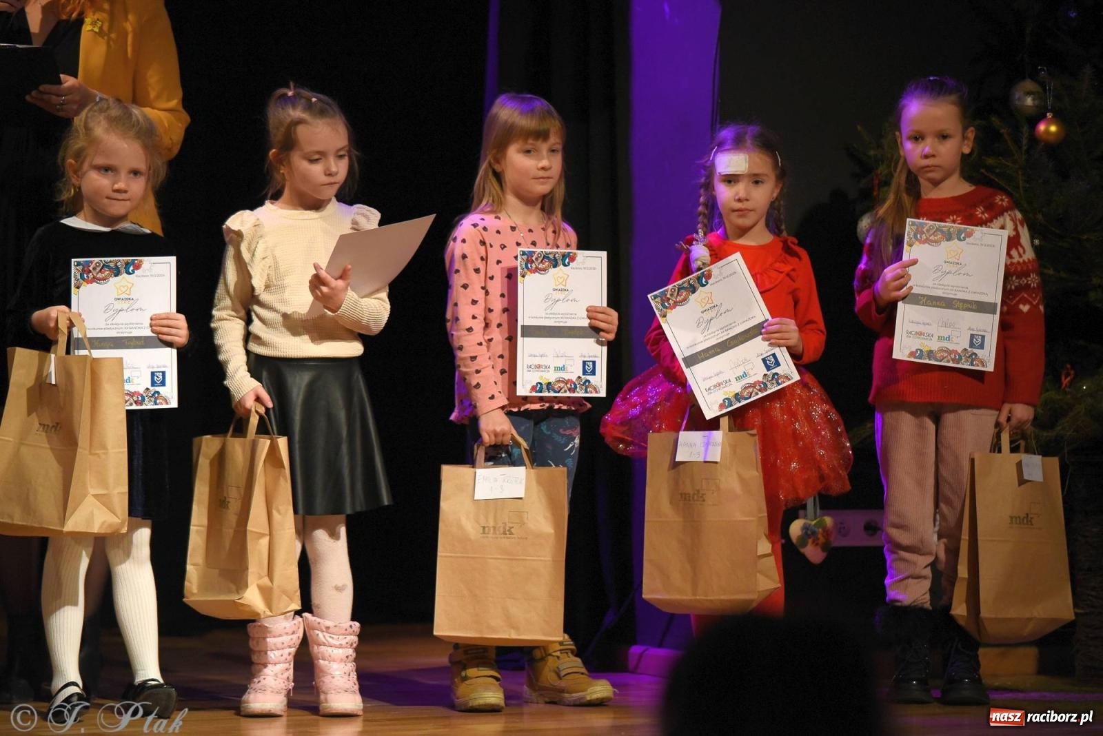 Zdjęcie w galerii na portalu naszraciborz.pl: A może by tak jasełka? Wieczór Świąteczny w MDK wiadomości z regionu