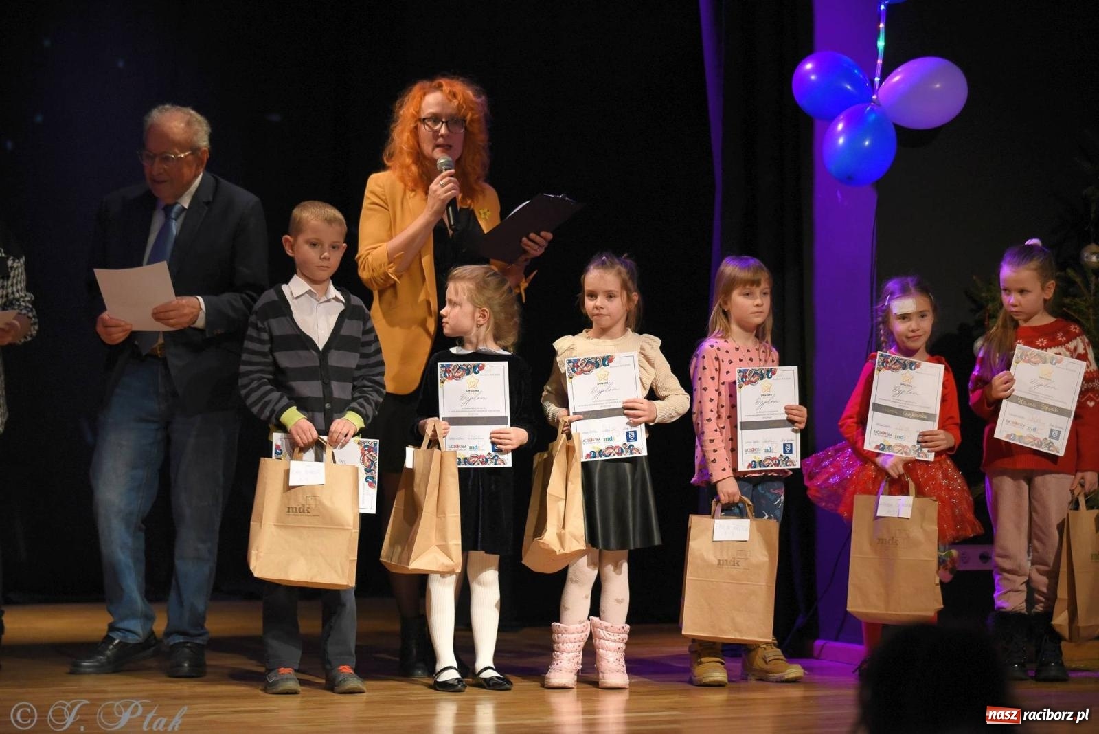 Zdjęcie w galerii na portalu naszraciborz.pl: A może by tak jasełka? Wieczór Świąteczny w MDK wiadomości z regionu