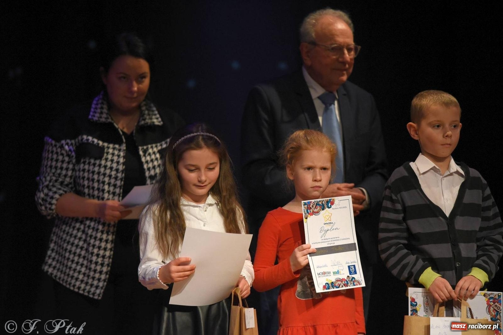 Zdjęcie w galerii na portalu naszraciborz.pl: A może by tak jasełka? Wieczór Świąteczny w MDK wiadomości z regionu