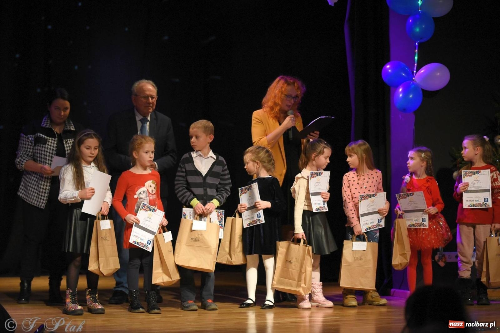 Zdjęcie w galerii na portalu naszraciborz.pl: A może by tak jasełka? Wieczór Świąteczny w MDK wiadomości z regionu