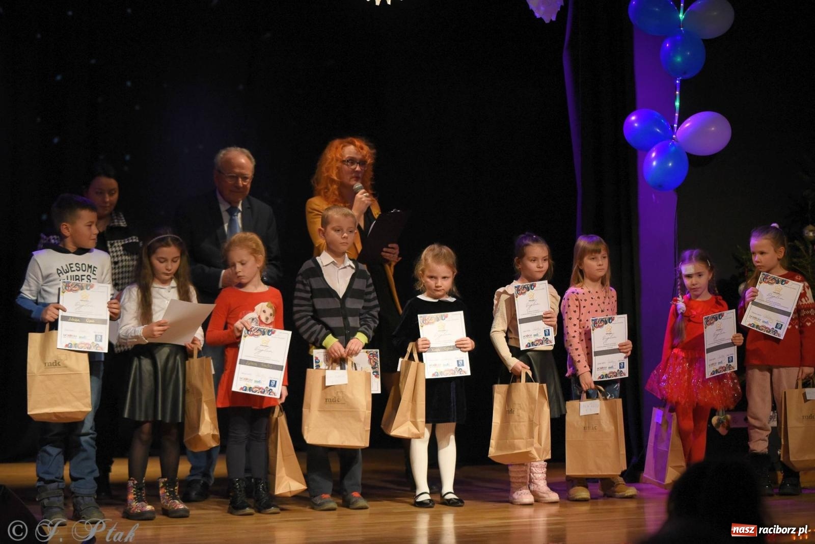 Zdjęcie w galerii na portalu naszraciborz.pl: A może by tak jasełka? Wieczór Świąteczny w MDK wiadomości z regionu