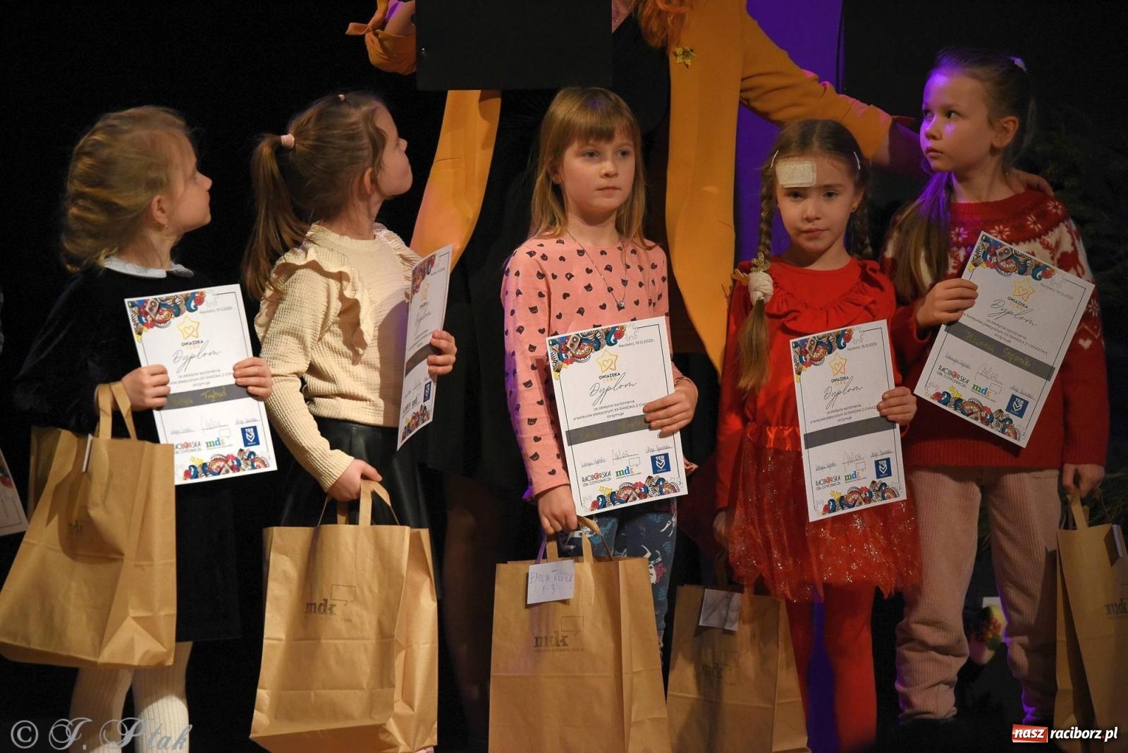 Zdjęcie w galerii na portalu naszraciborz.pl: A może by tak jasełka? Wieczór Świąteczny w MDK wiadomości z regionu