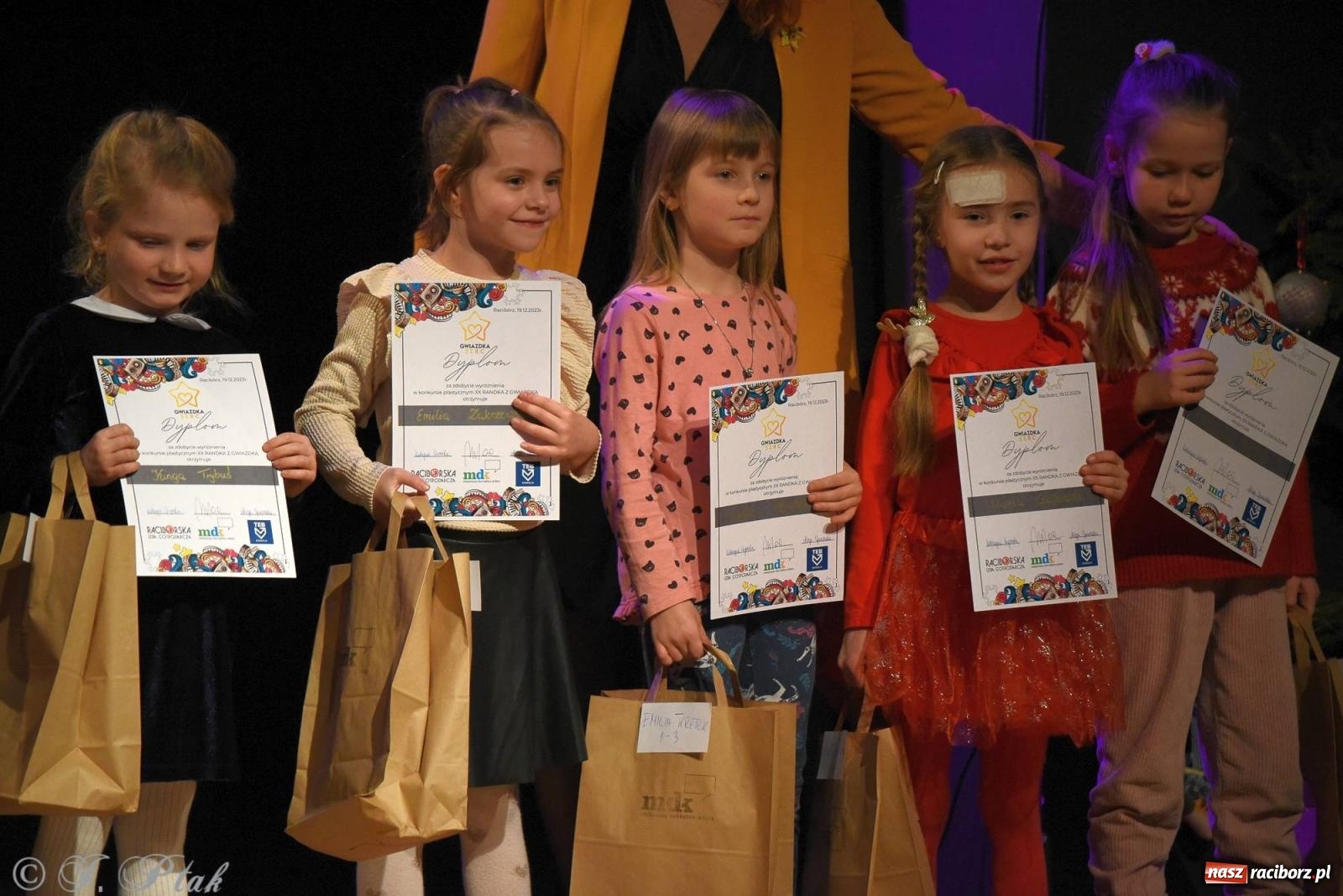 Zdjęcie w galerii na portalu naszraciborz.pl: A może by tak jasełka? Wieczór Świąteczny w MDK wiadomości z regionu