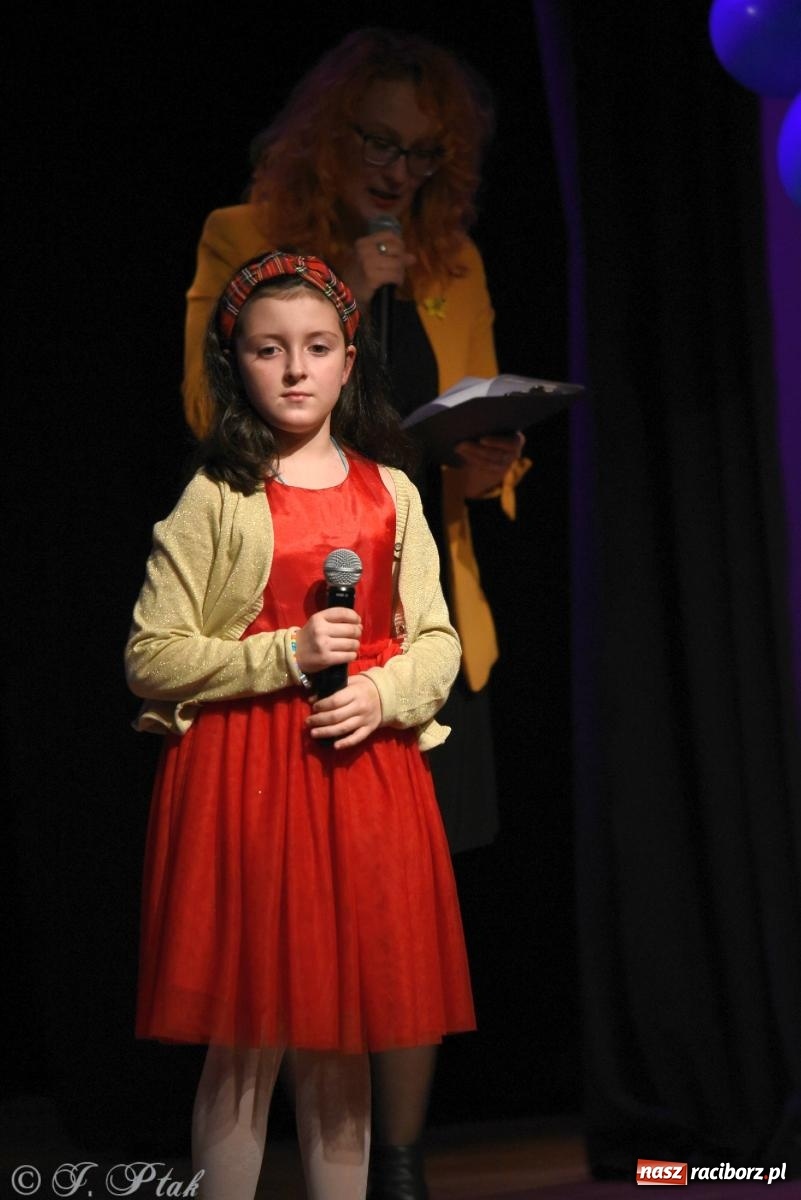 Zdjęcie w galerii na portalu naszraciborz.pl: A może by tak jasełka? Wieczór Świąteczny w MDK wiadomości z regionu
