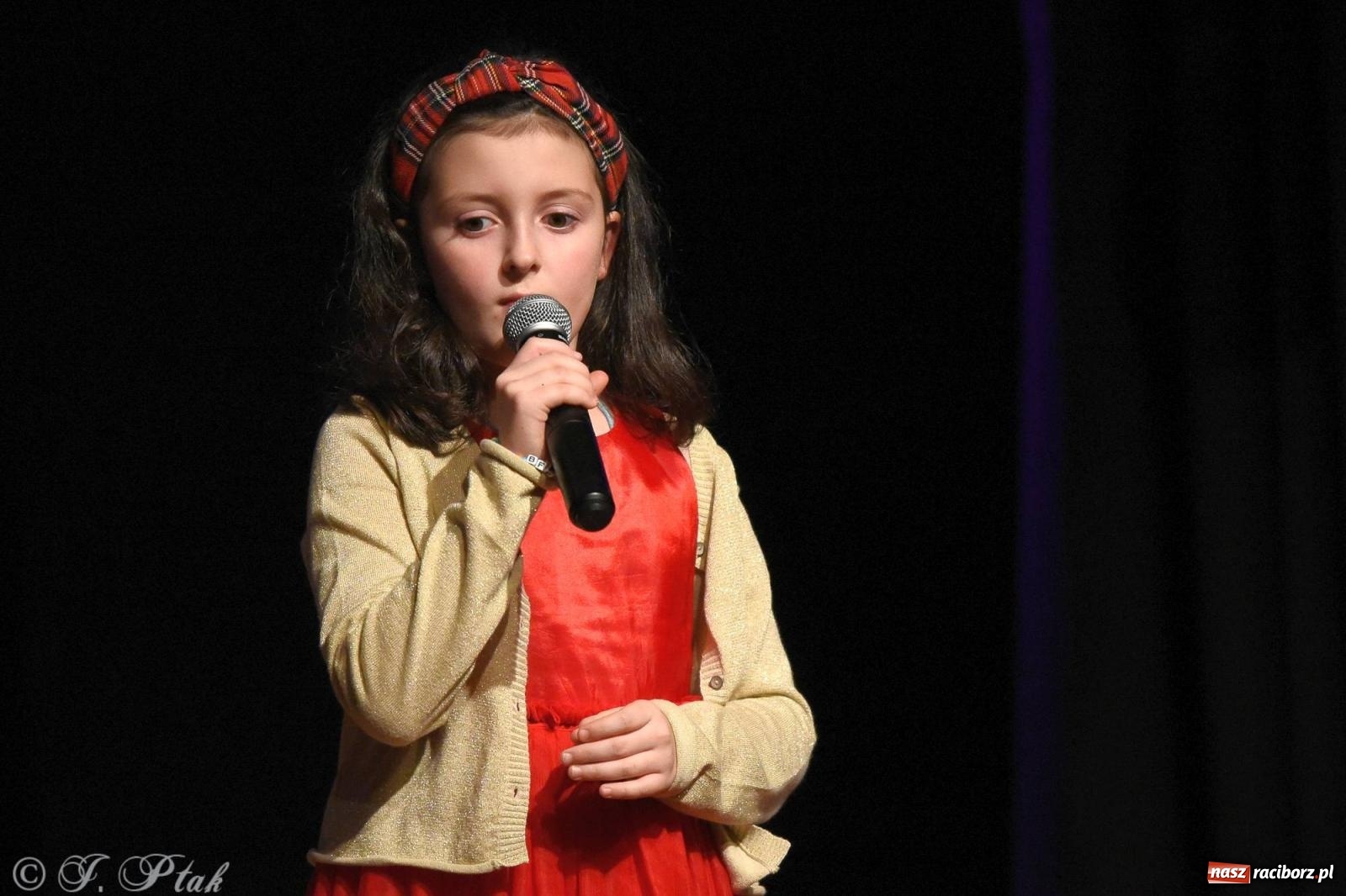 Zdjęcie w galerii na portalu naszraciborz.pl: A może by tak jasełka? Wieczór Świąteczny w MDK wiadomości z regionu