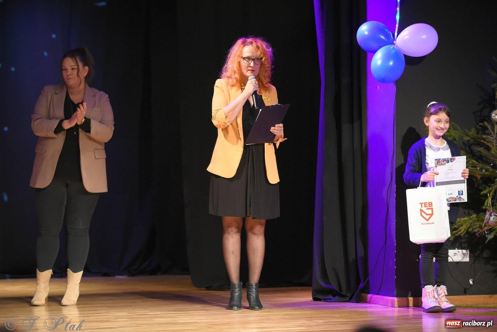 Zdjęcie w galerii na portalu naszraciborz.pl: A może by tak jasełka? Wieczór Świąteczny w MDK wiadomości z regionu