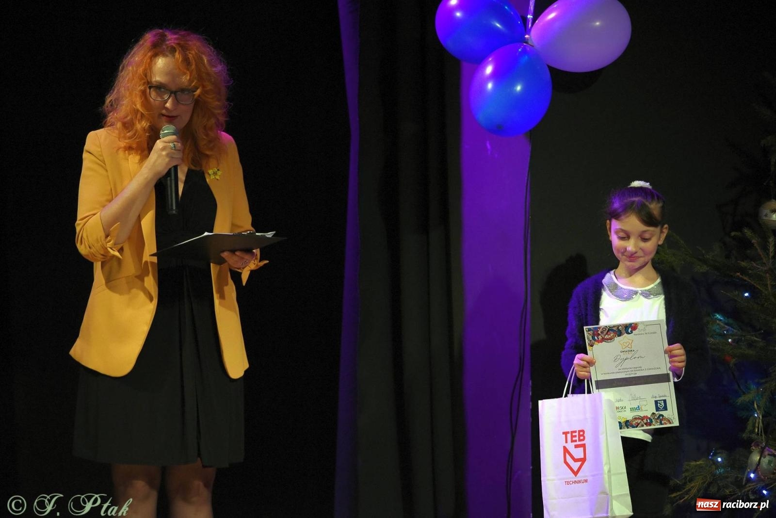 Zdjęcie w galerii na portalu naszraciborz.pl: A może by tak jasełka? Wieczór Świąteczny w MDK wiadomości z regionu