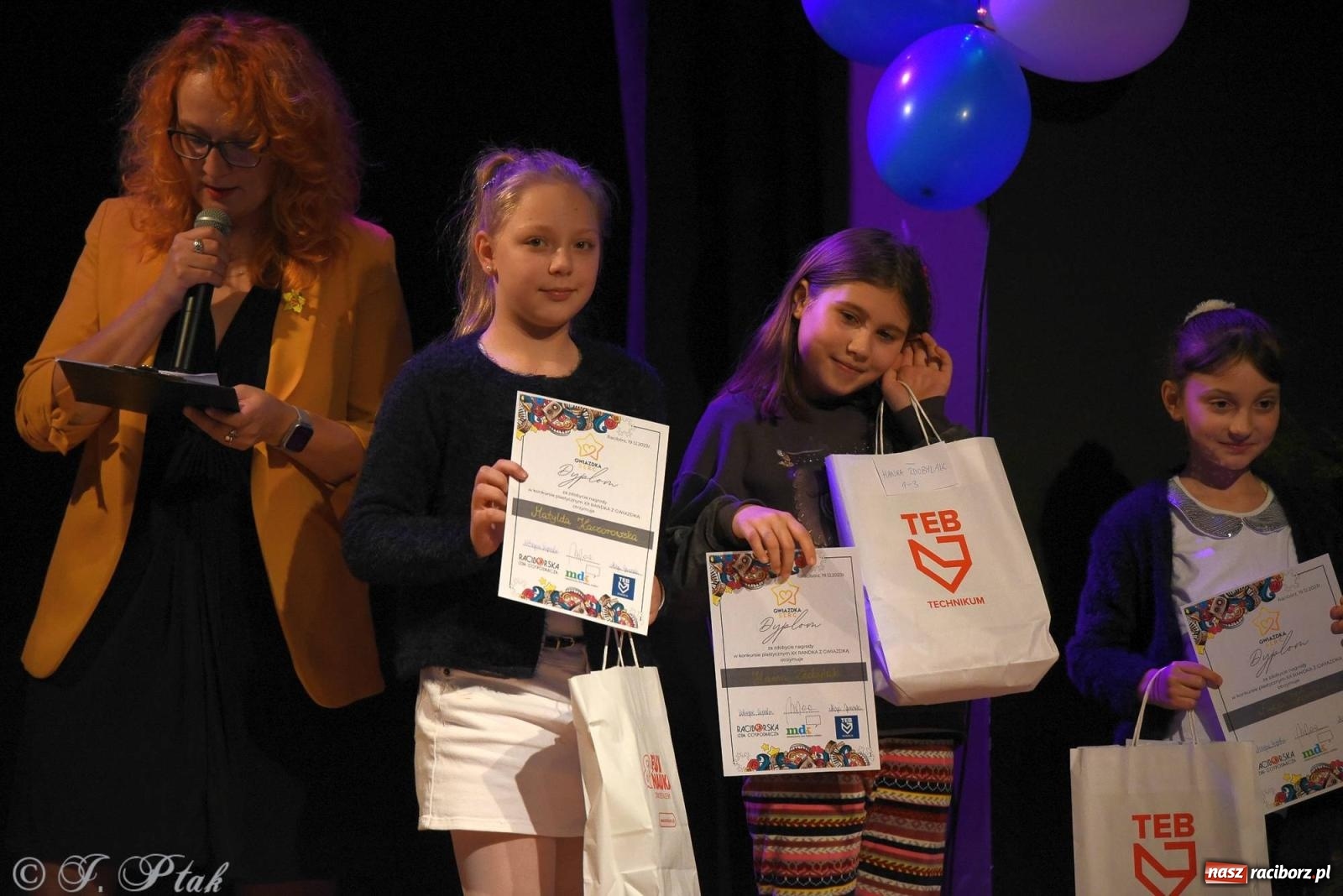 Zdjęcie w galerii na portalu naszraciborz.pl: A może by tak jasełka? Wieczór Świąteczny w MDK wiadomości z regionu