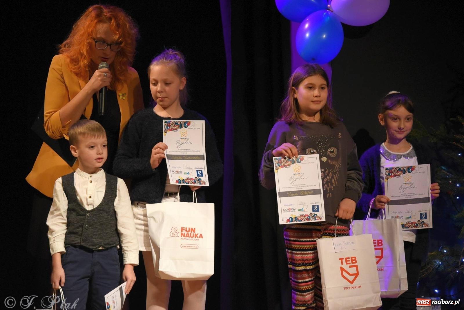 Zdjęcie w galerii na portalu naszraciborz.pl: A może by tak jasełka? Wieczór Świąteczny w MDK wiadomości z regionu