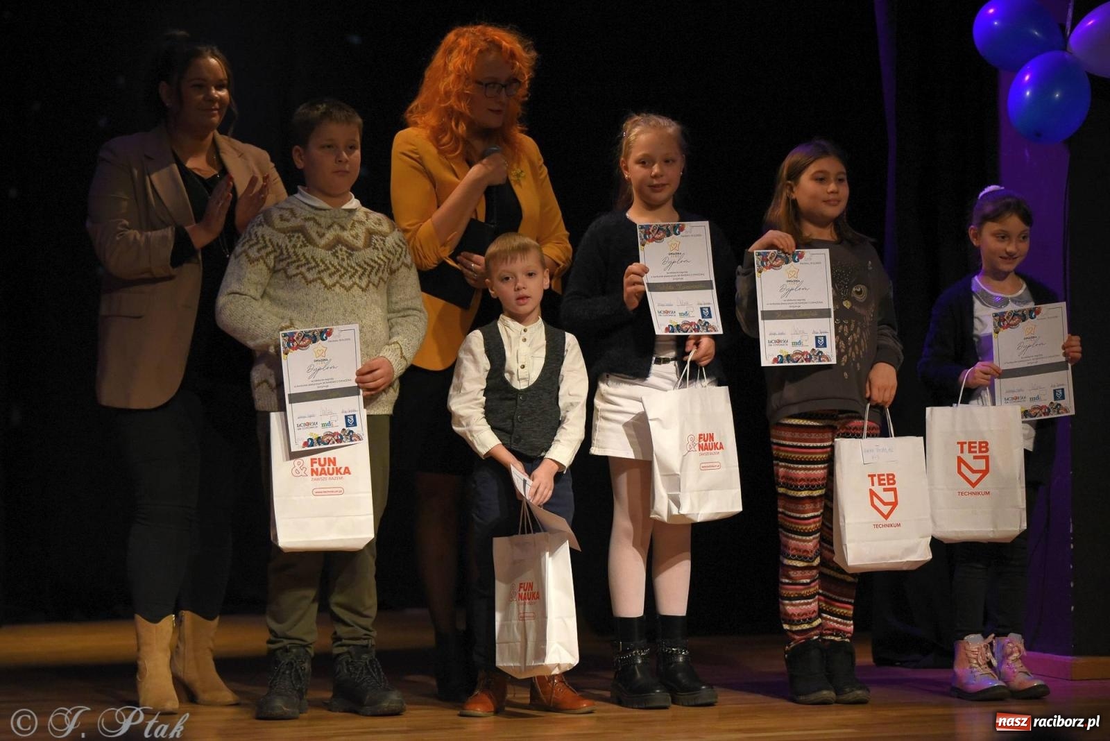 Zdjęcie w galerii na portalu naszraciborz.pl: A może by tak jasełka? Wieczór Świąteczny w MDK wiadomości z regionu