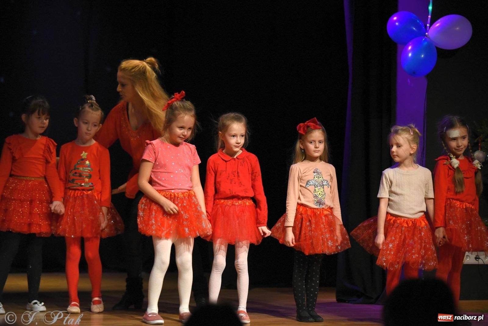 Zdjęcie w galerii na portalu naszraciborz.pl: A może by tak jasełka? Wieczór Świąteczny w MDK wiadomości z regionu