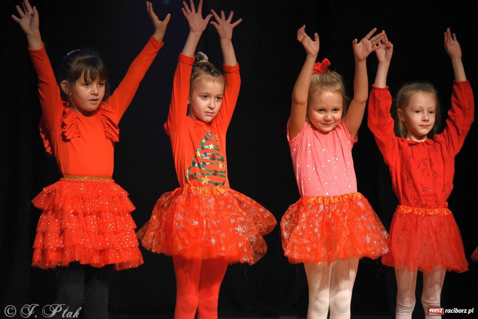 Zdjęcie w galerii na portalu naszraciborz.pl: A może by tak jasełka? Wieczór Świąteczny w MDK wiadomości z regionu