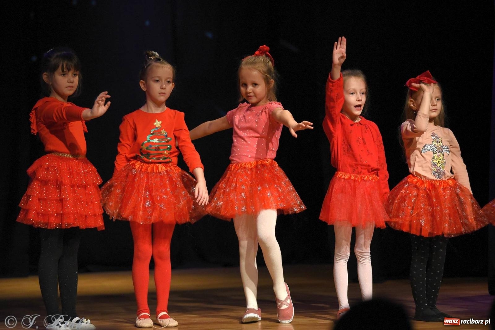 Zdjęcie w galerii na portalu naszraciborz.pl: A może by tak jasełka? Wieczór Świąteczny w MDK wiadomości z regionu