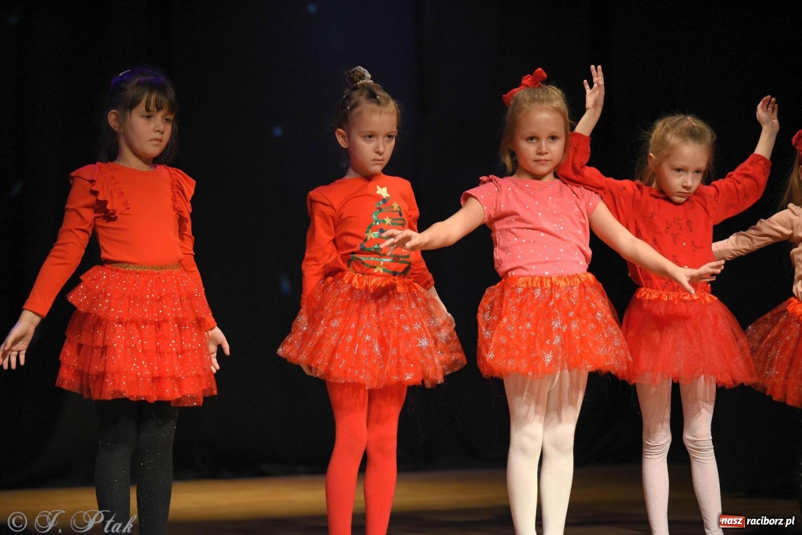 Zdjęcie w galerii na portalu naszraciborz.pl: A może by tak jasełka? Wieczór Świąteczny w MDK wiadomości z regionu