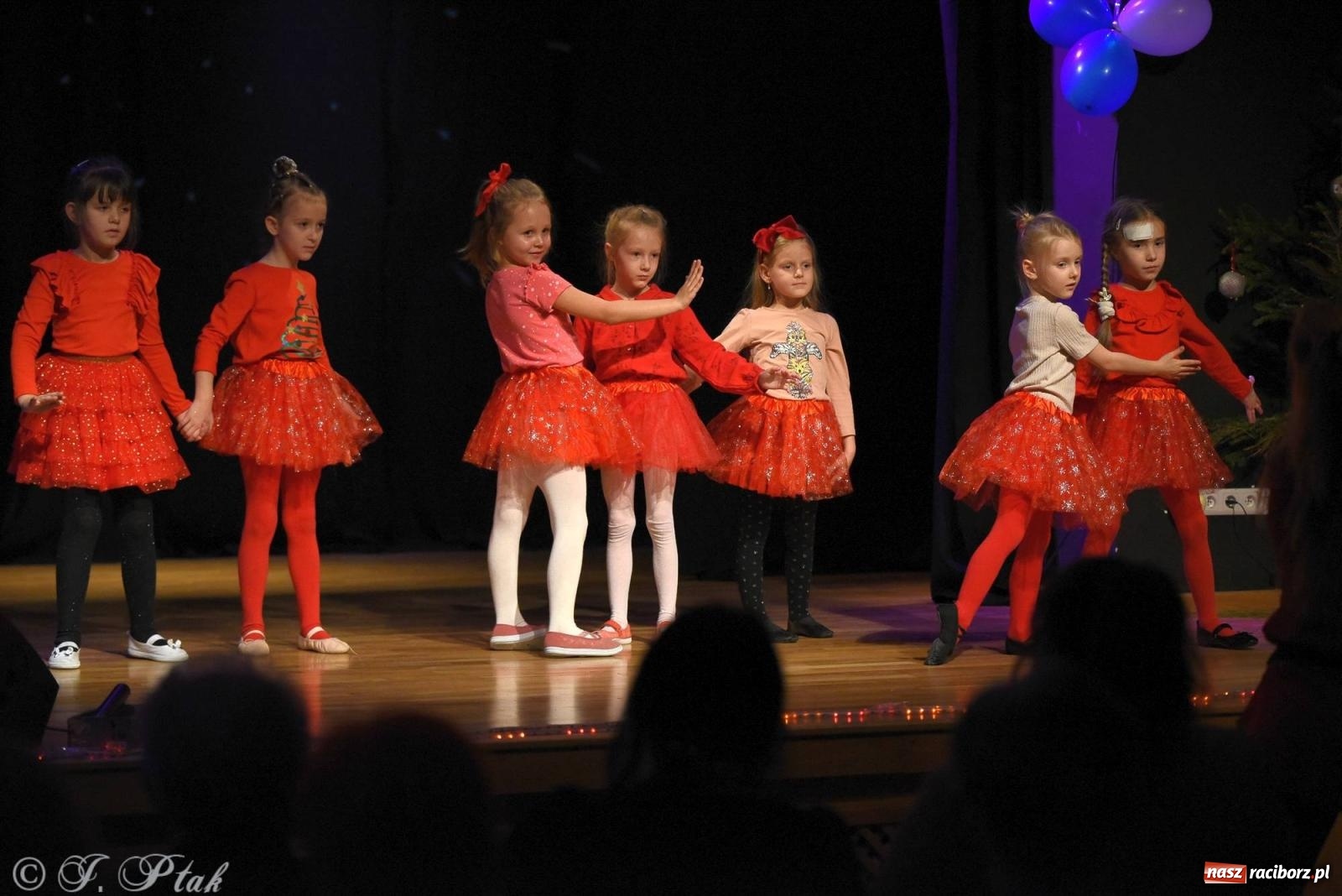 Zdjęcie w galerii na portalu naszraciborz.pl: A może by tak jasełka? Wieczór Świąteczny w MDK wiadomości z regionu