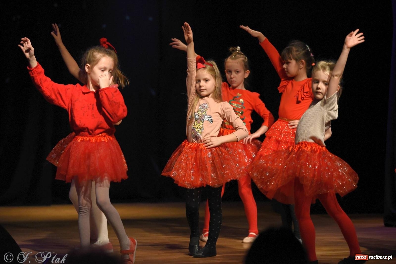 Zdjęcie w galerii na portalu naszraciborz.pl: A może by tak jasełka? Wieczór Świąteczny w MDK wiadomości z regionu