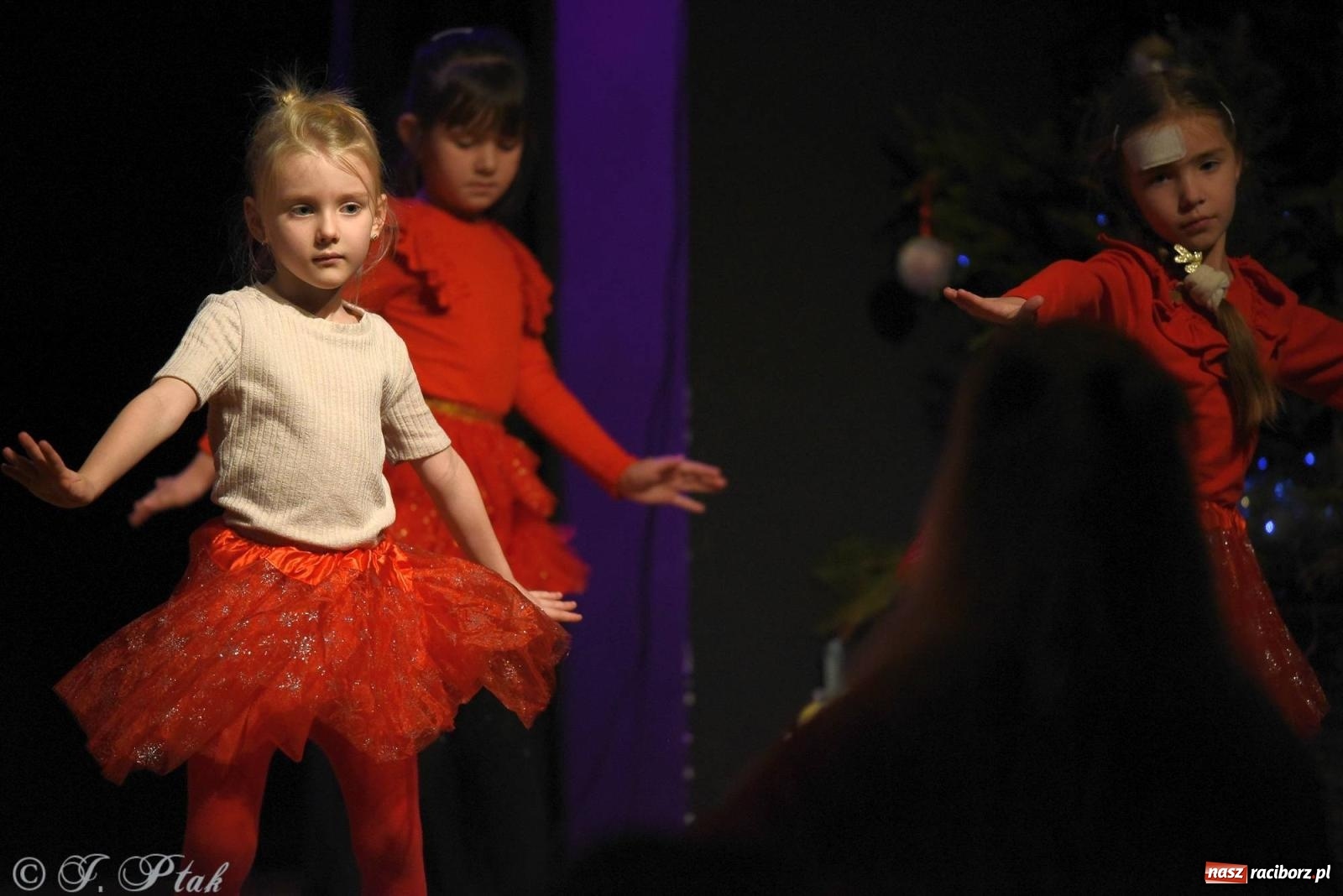 Zdjęcie w galerii na portalu naszraciborz.pl: A może by tak jasełka? Wieczór Świąteczny w MDK wiadomości z regionu